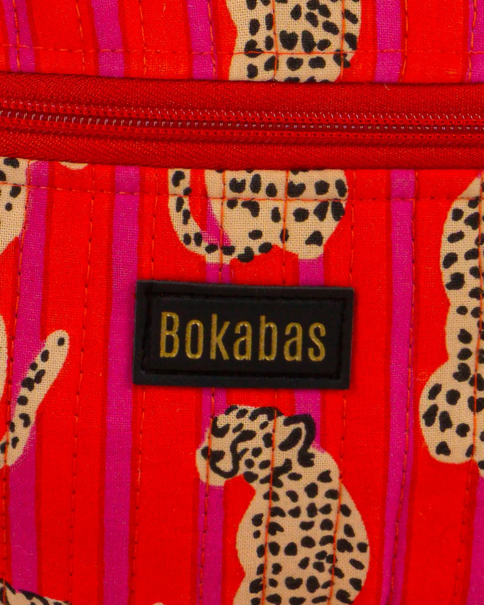 Sac banane matelassé Bokabas, imprimé Guépard rayé orange et rose, zoom sur la matière