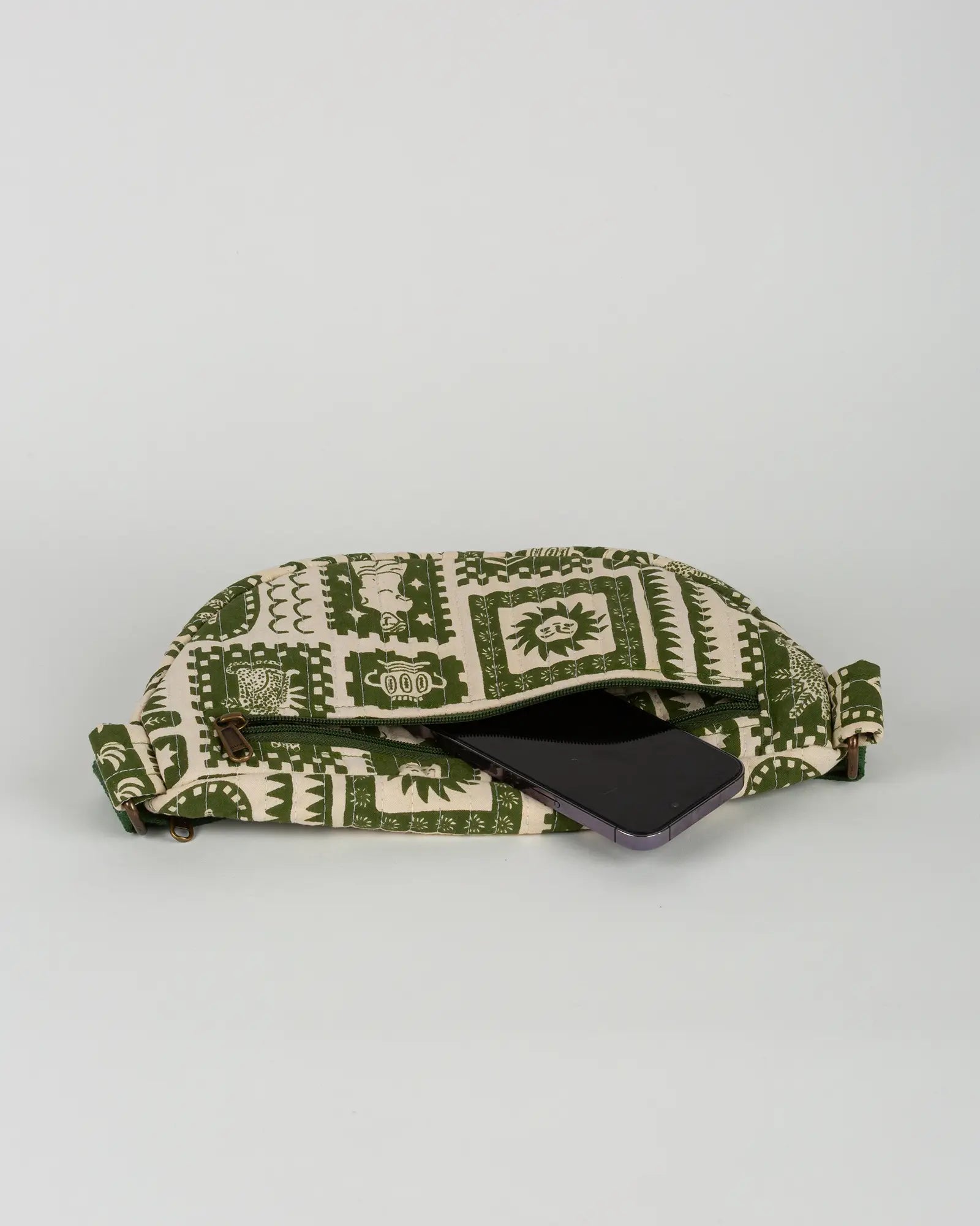 Sac banane matelassé Bokabas, imprimé Art vert kaki et beige, vue de dessus