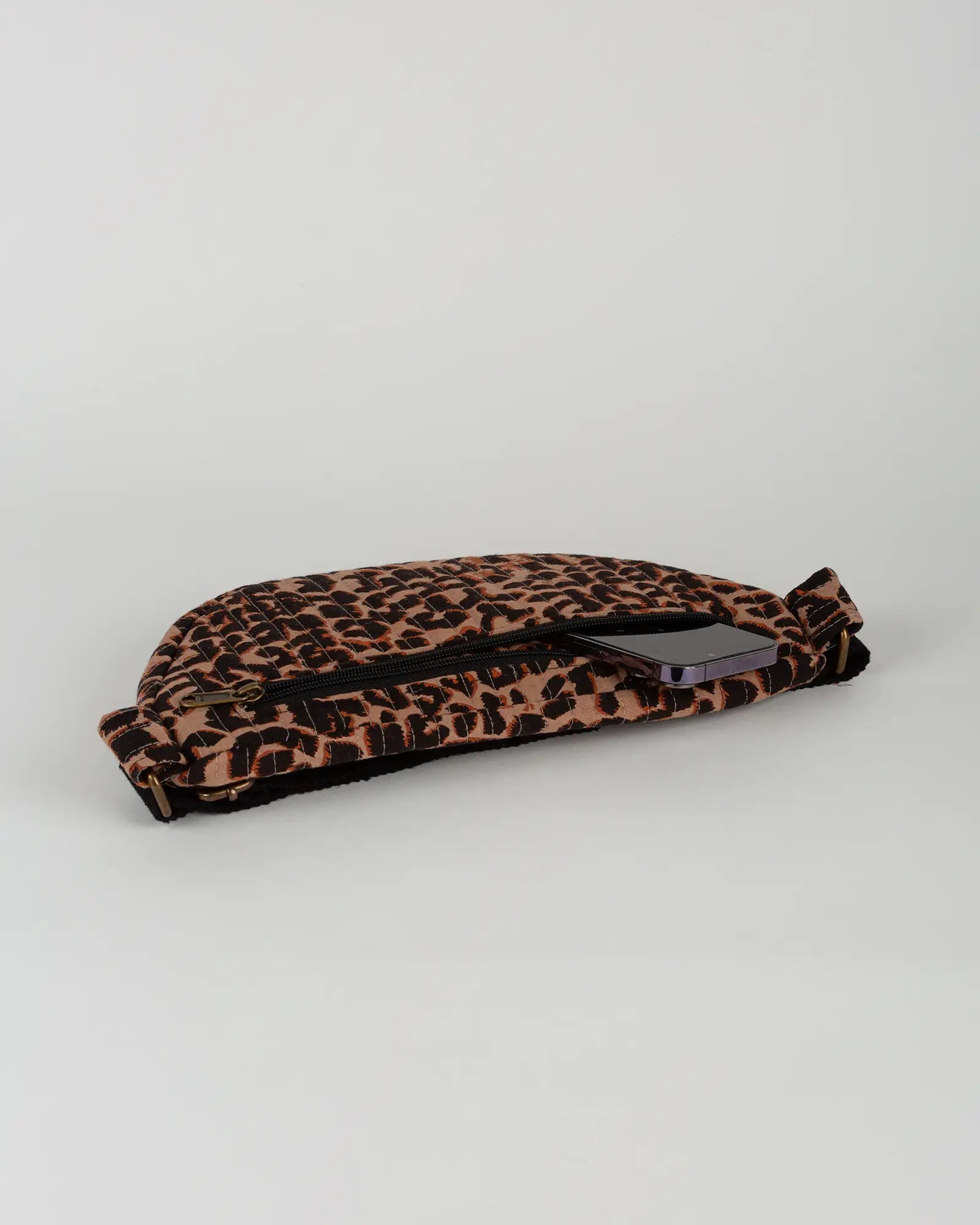 Sac banane matelassé Bokabas, imprimé léopard noir et marron, vue de dessus