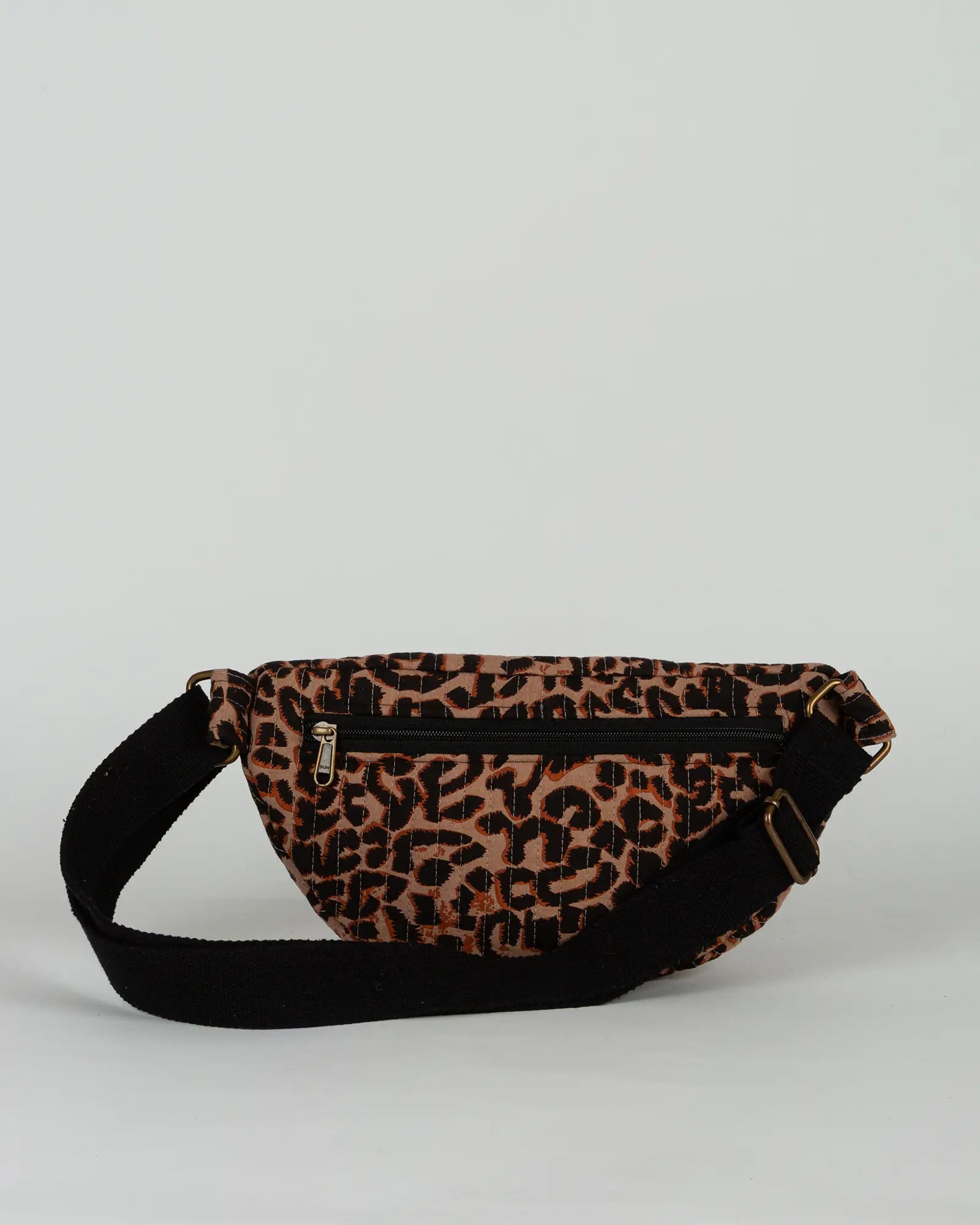Sac banane matelassé Bokabas, imprimé léopard noir et marron, vue de dos