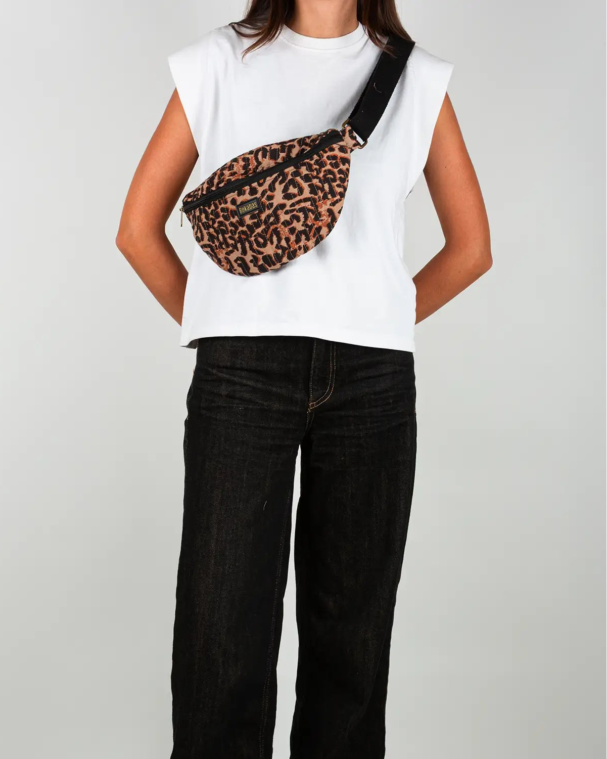 Sac banane matelassé Bokabas, imprimé léopard noir et marron, porté