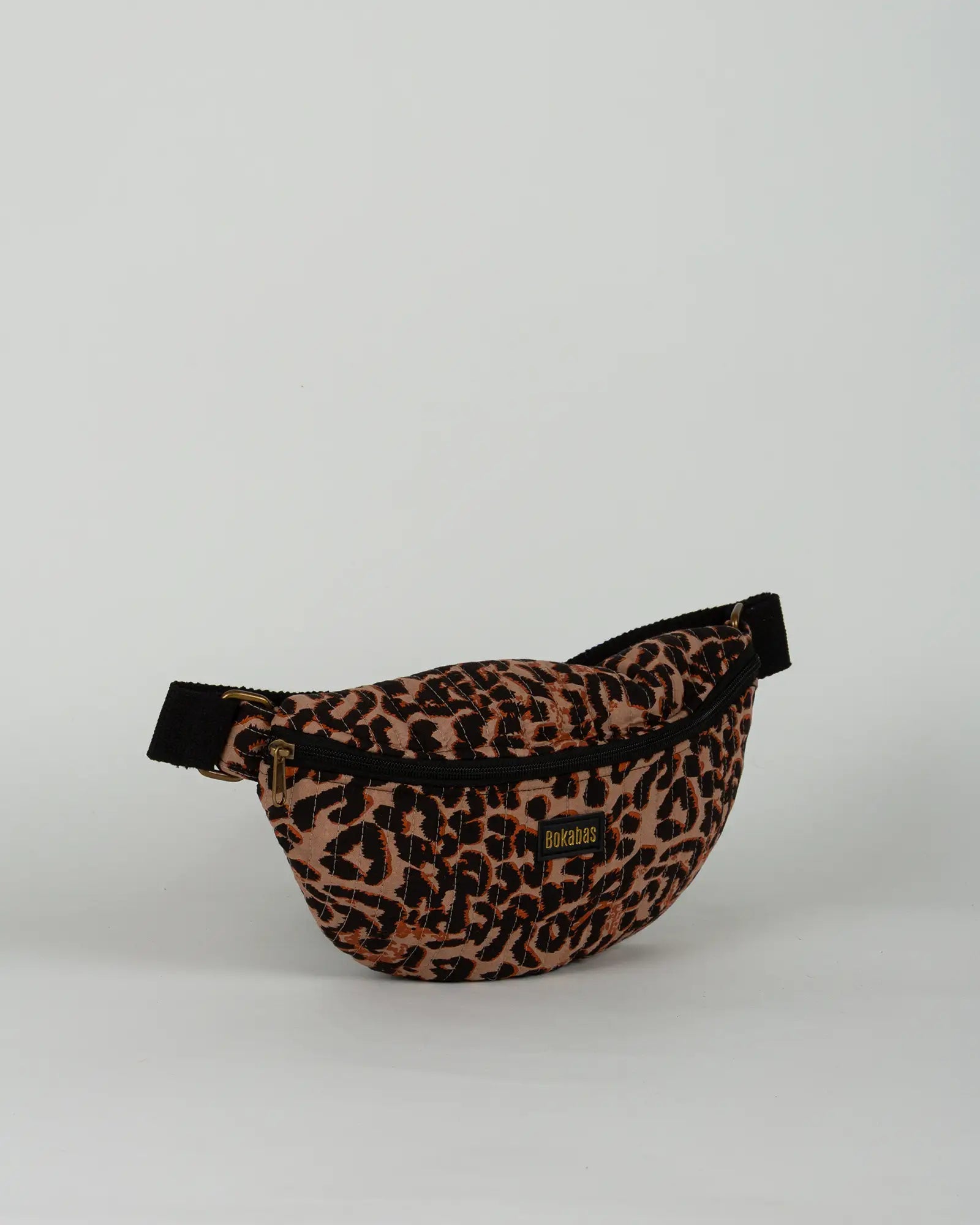 Sac banane matelassé Bokabas, imprimé léopard noir et marron, vue de trois-quarts