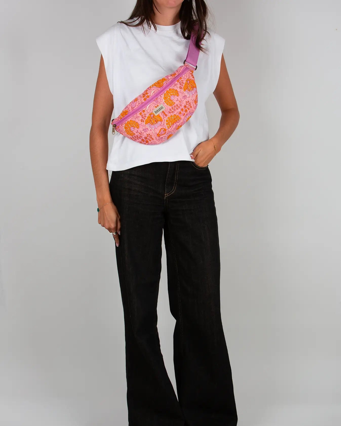 Sac banane matelassé Bokabas, imprimé Marie rose fleuri, porté