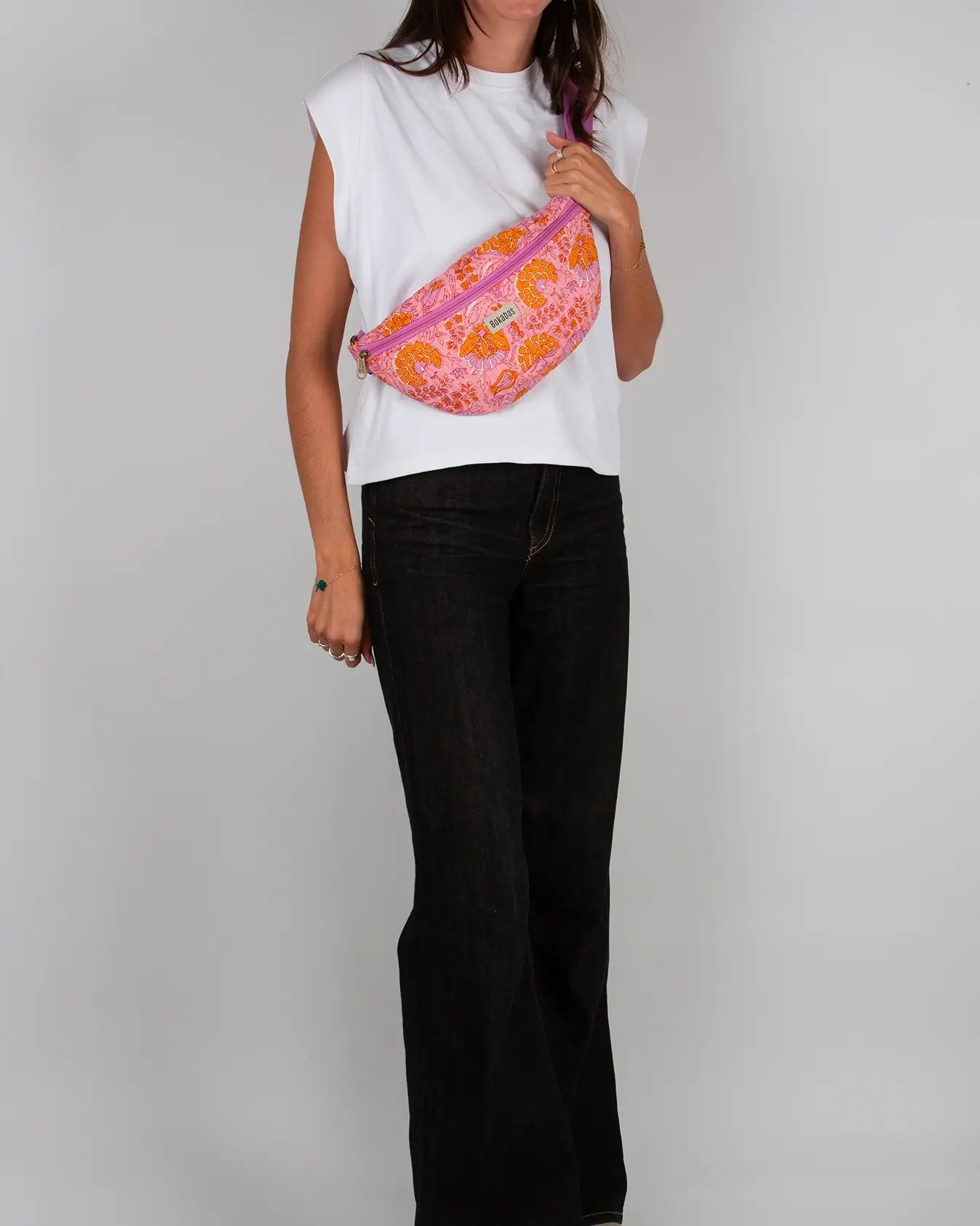 Sac banane matelassé Bokabas, imprimé Marie rose fleuri, porté