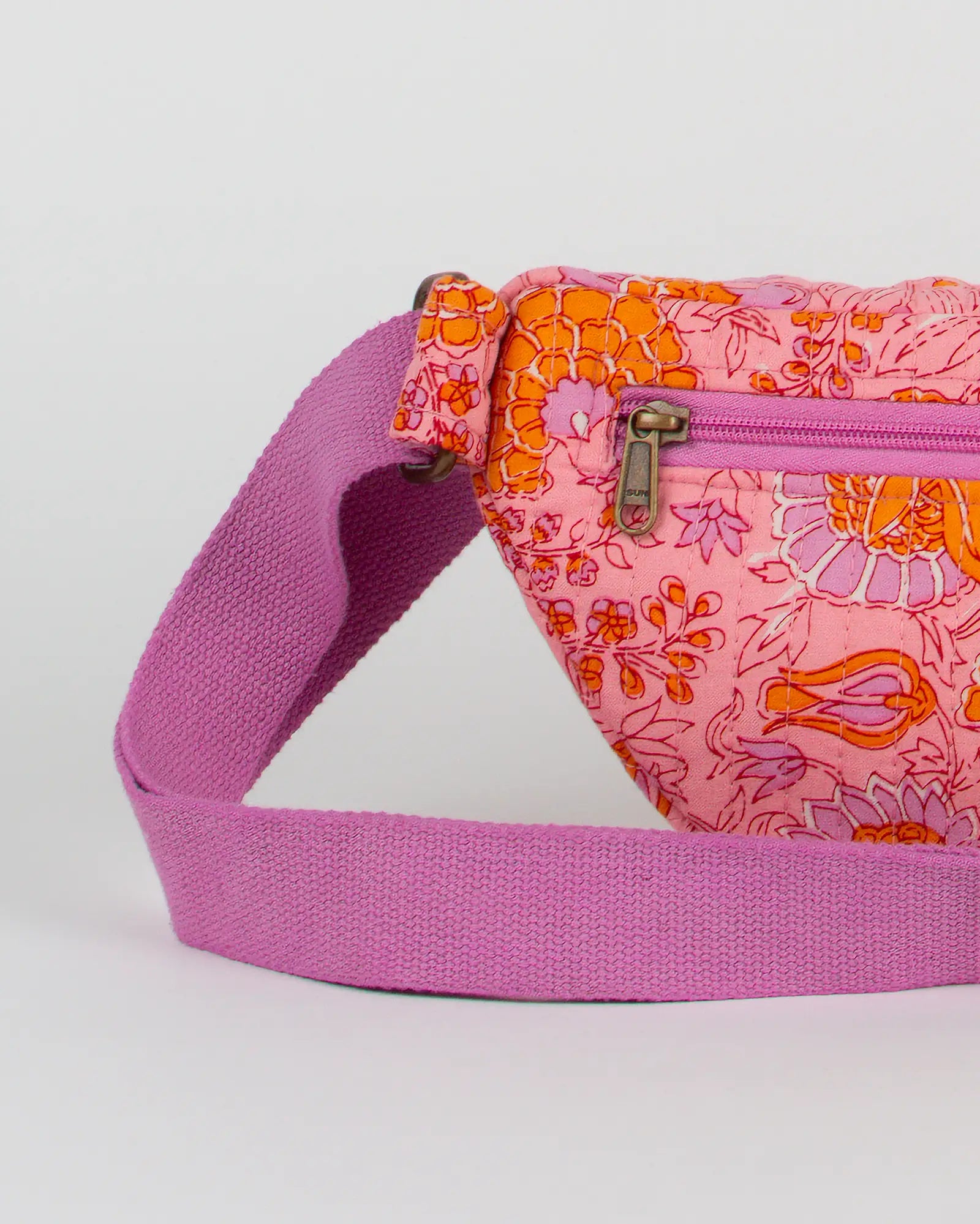 Sac banane matelassé Bokabas, imprimé Marie rose fleuri, zoom sur la matière