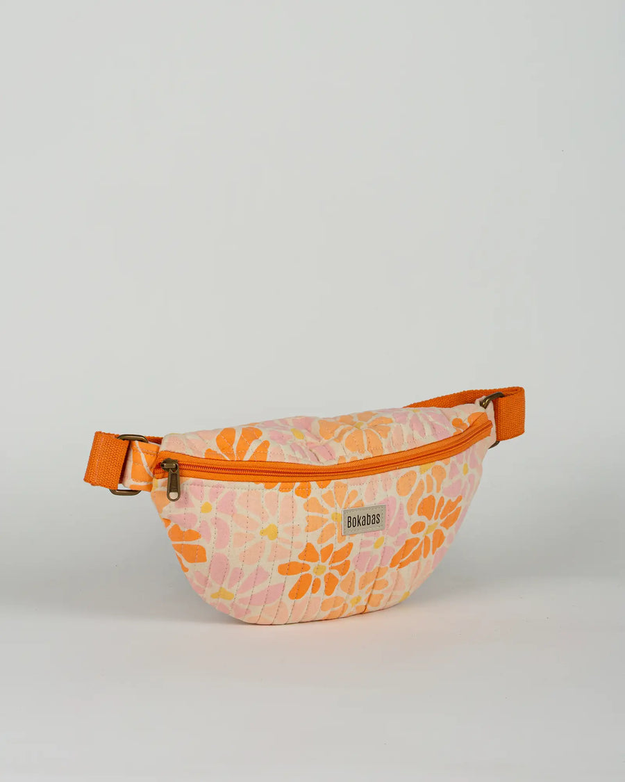 Sac banane matelassé Bokabas, imprimé Peachy fleuri orange, vue de trois-quarts