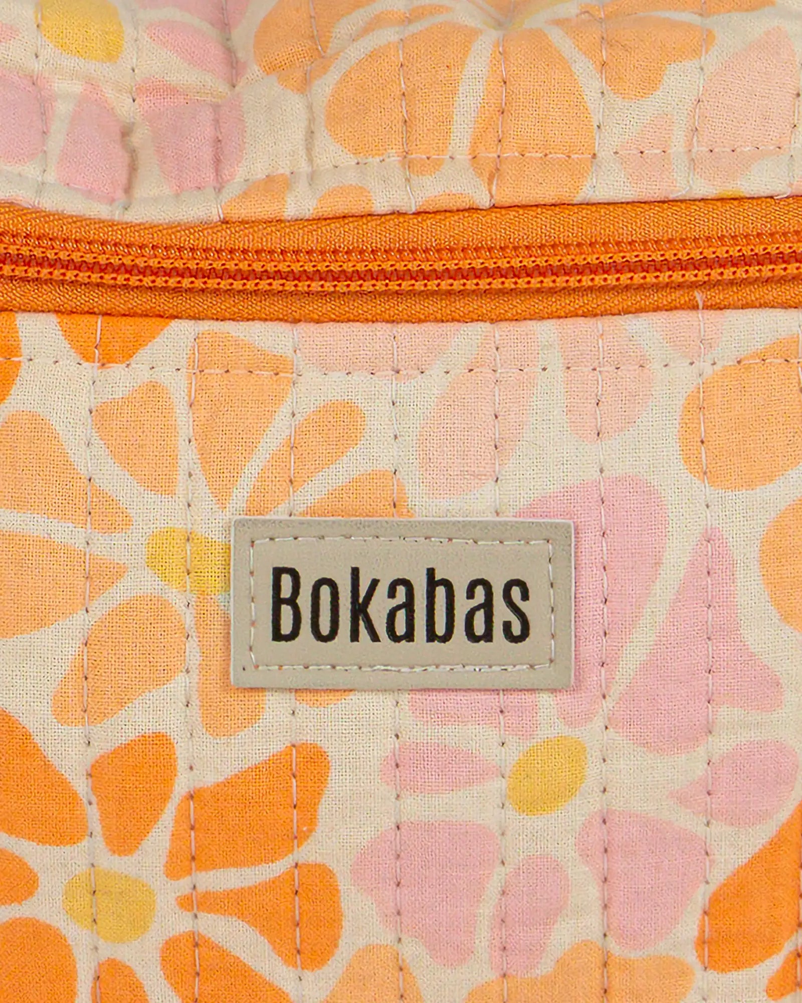 Sac banane matelassé Bokabas, imprimé Peachy fleuri orange, zoom sur la matière