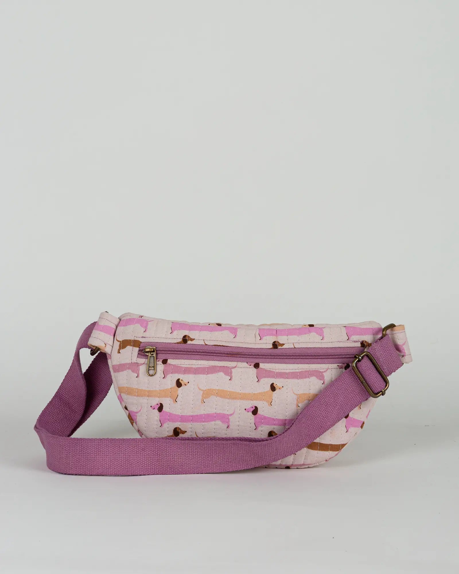 Sac banane matelassé Bokabas, imprimé Saucisse chien teckel rose et violet, vue de dos