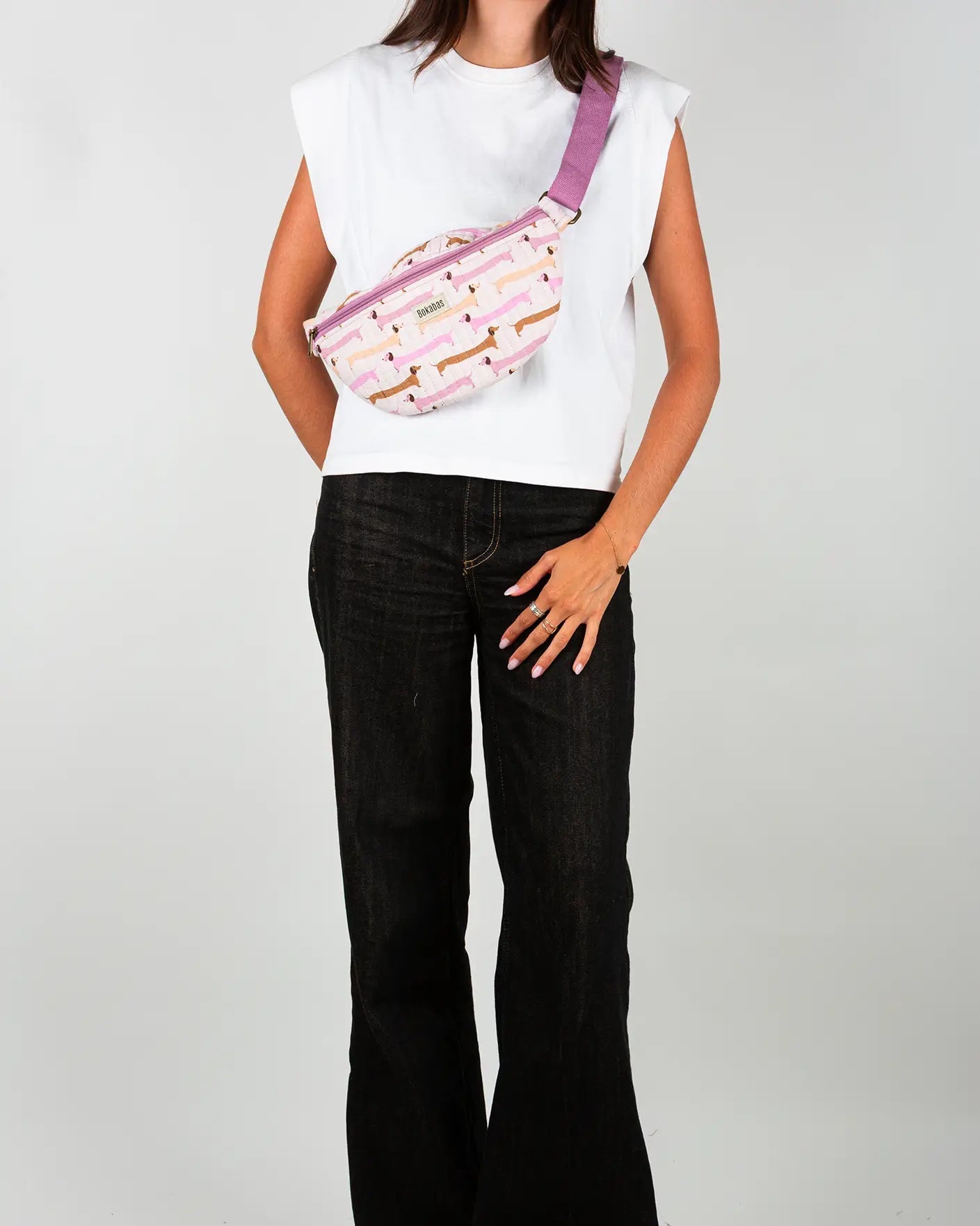Sac banane matelassé Bokabas, imprimé Saucisse chien teckel rose et violet, porté