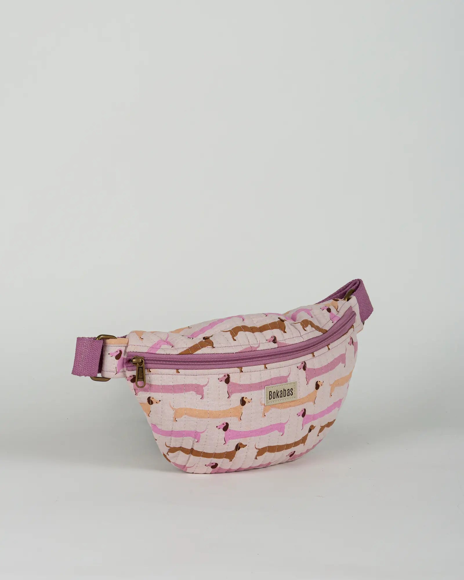 Sac banane matelassé Bokabas, imprimé Saucisse chien teckel rose et violet, vue de trois-quarts