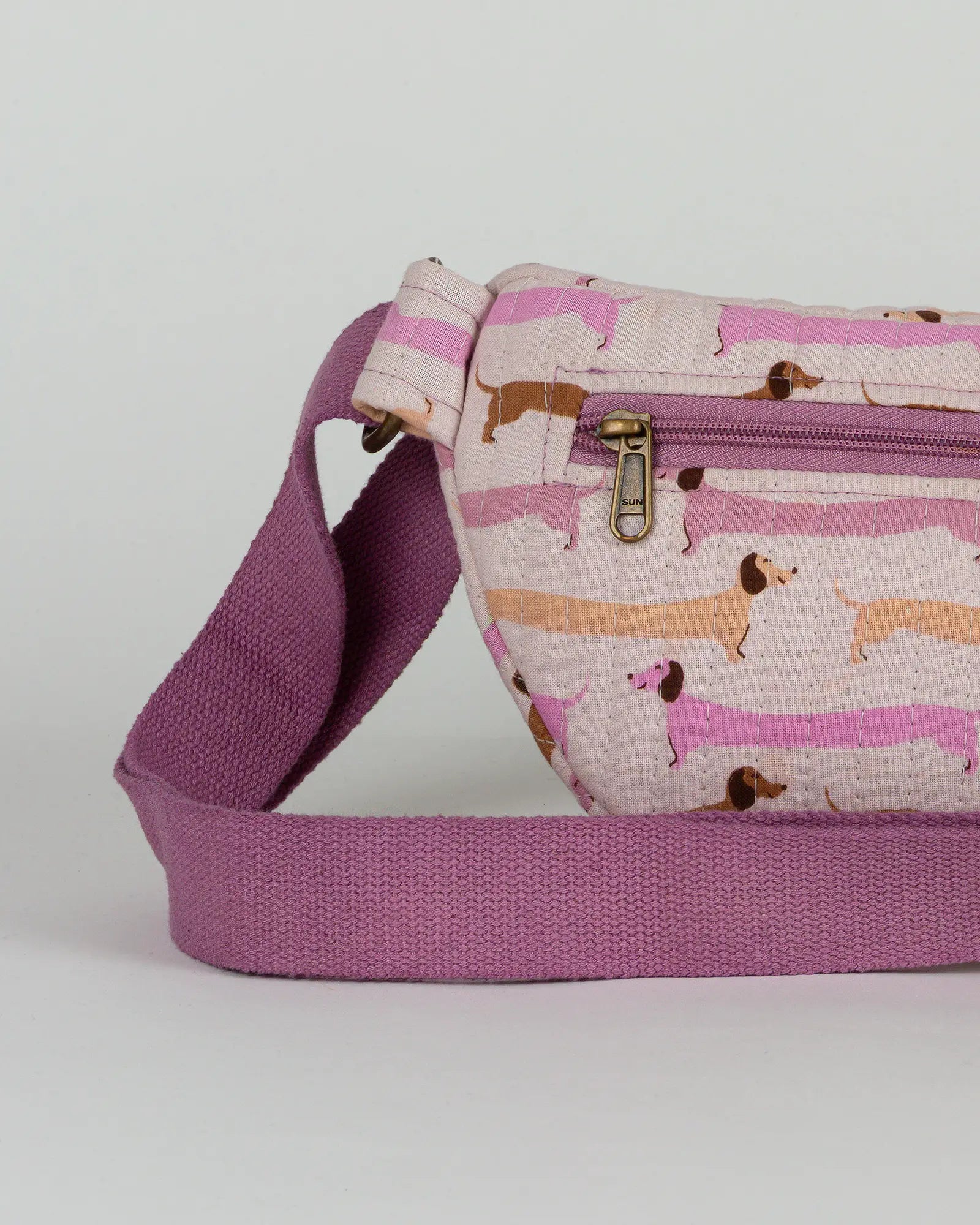 Sac banane matelassé Bokabas, imprimé Saucisse chien teckel rose et violet, zoom sur la matière