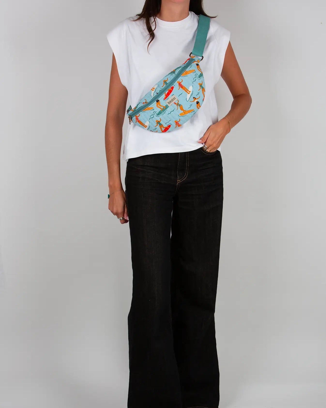 Sac banane matelassé Bokabas, imprimé Surf bleu, porté