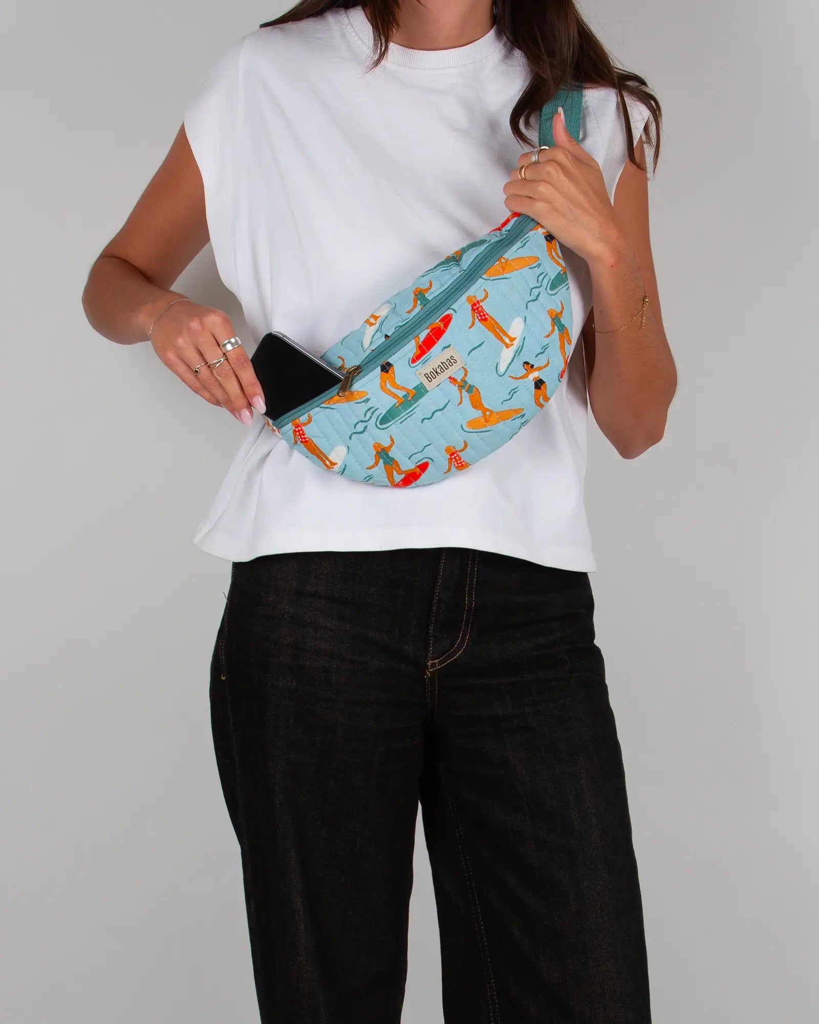 Sac banane matelassé Bokabas, imprimé Surf bleu, porté