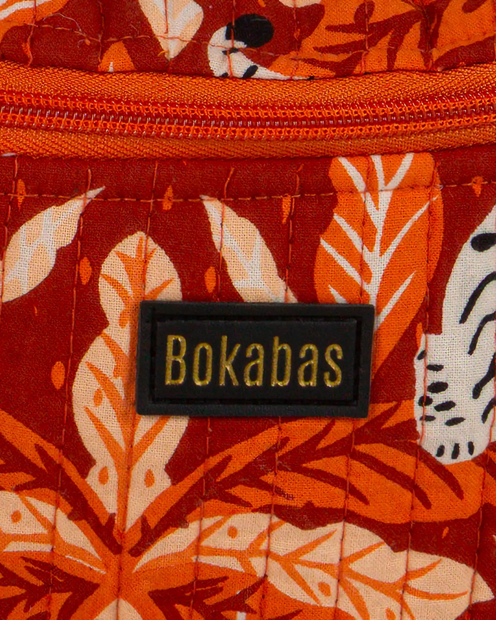 Sac banane matelassé Bokabas, imprimé Tropique palmier et guépard orange, zoom sur la matière