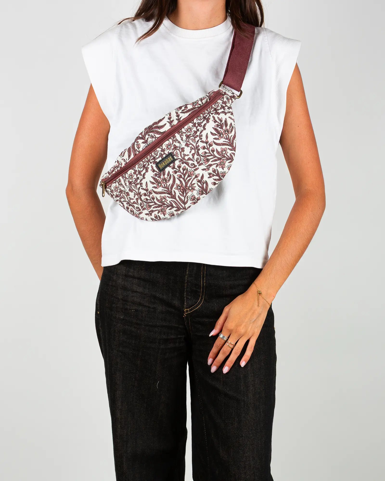 Sac banane matelassé Bokabas, imprimé Vale fleuri marron et blanc, porté
