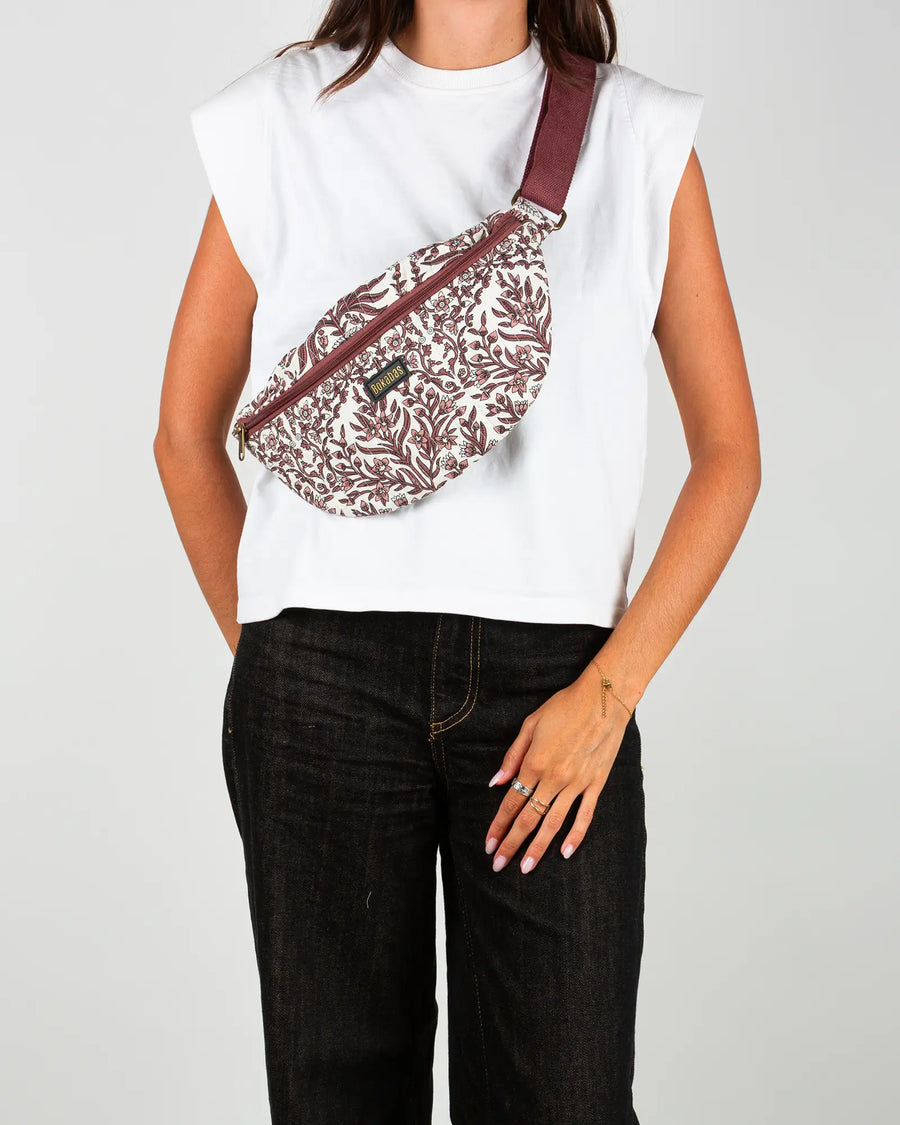 Sac banane matelassé Bokabas, imprimé Vale fleuri marron et blanc, porté