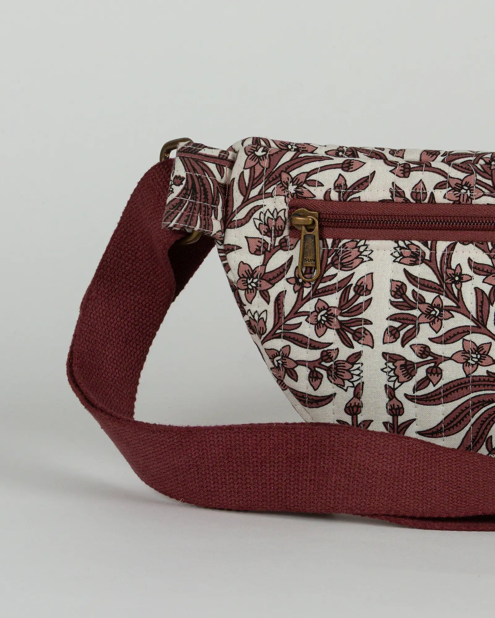 Sac banane matelassé Bokabas, imprimé Vale fleuri marron et blanc, zoom sur la matière