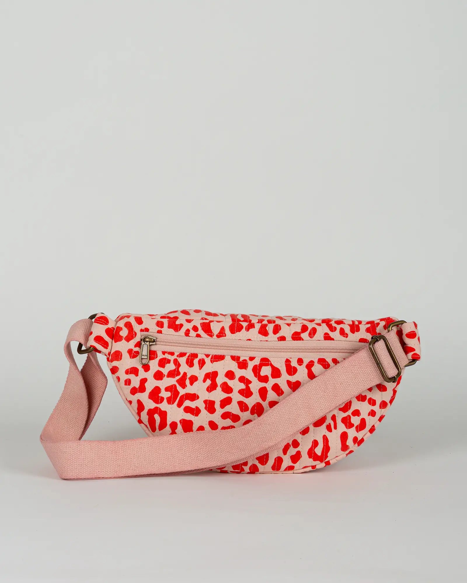 Sac banane matelassé Bokabas, imprimé Valentine léopard rouge et rose, vue de dos