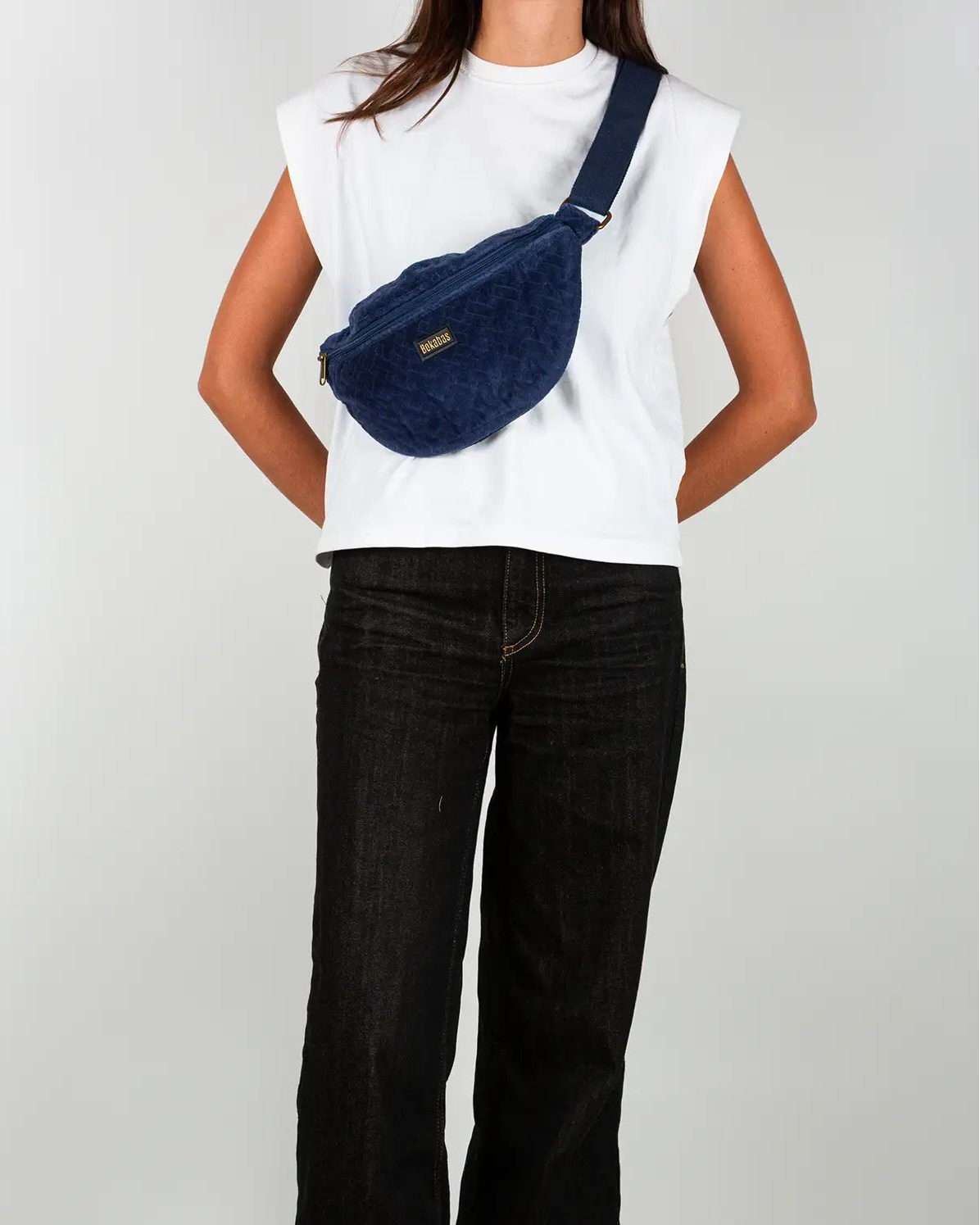 Sac banane velours côtelé Bokabas, bleu marine, porté