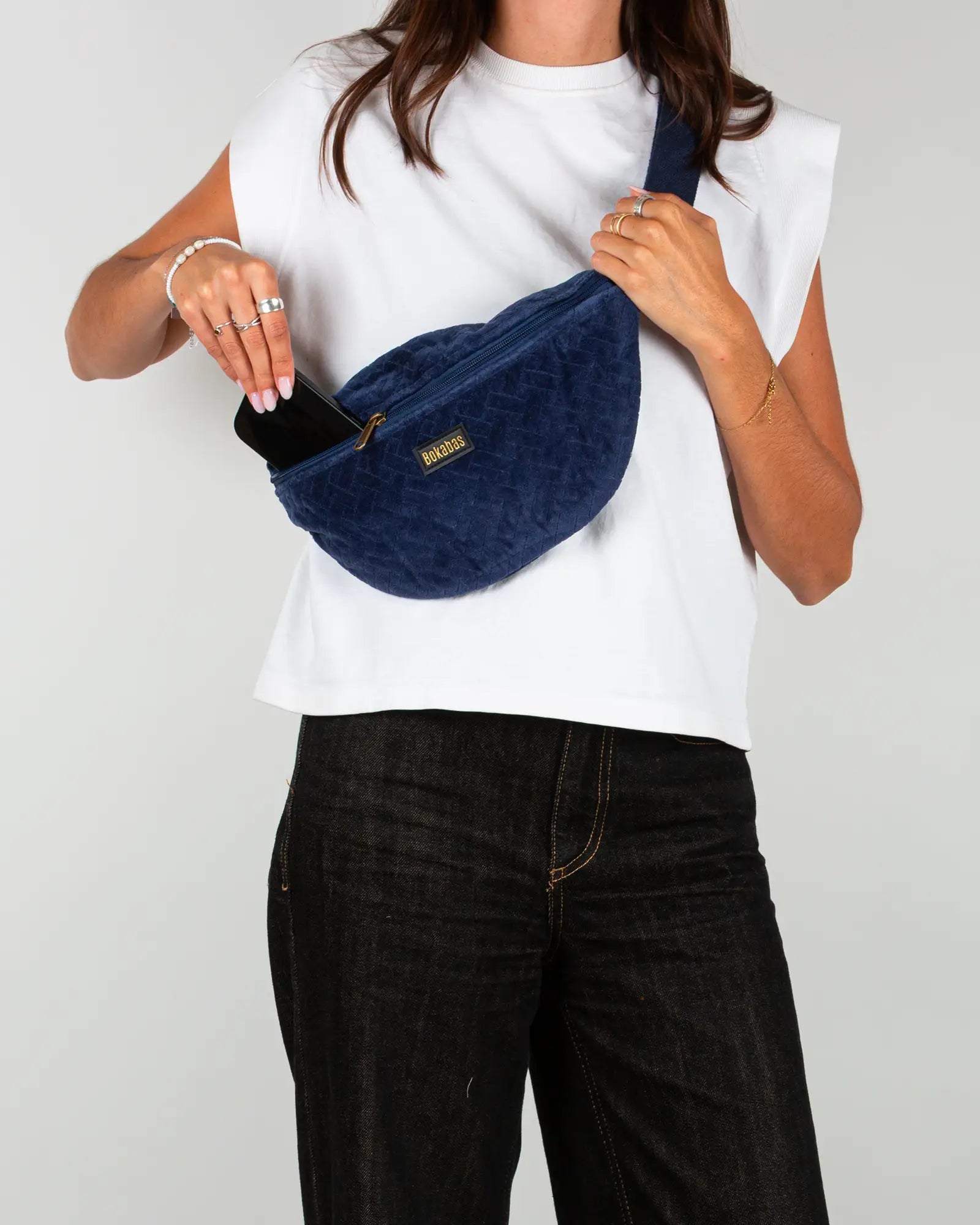 Sac banane velours côtelé Bokabas, bleu marine, porté