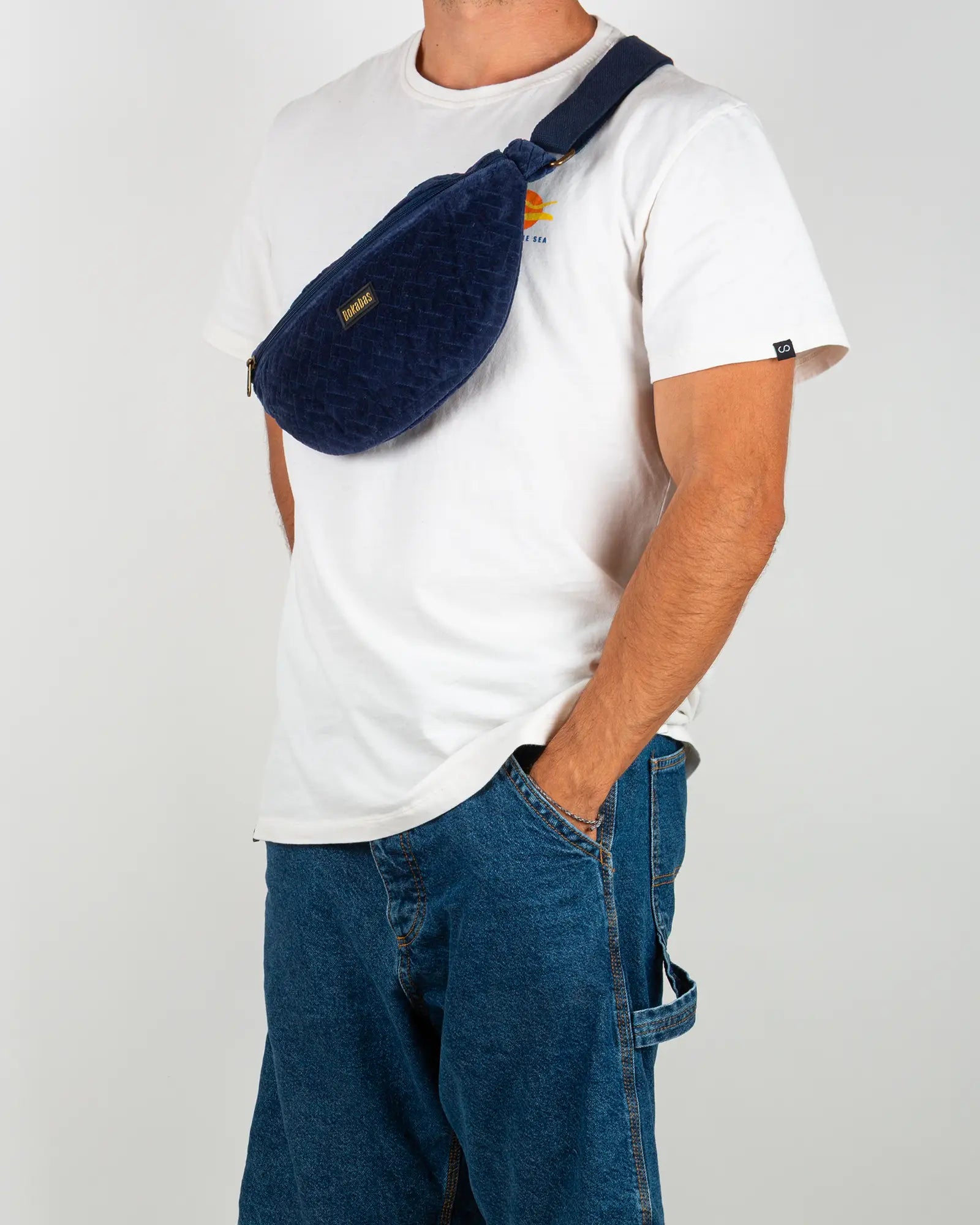 Sac banane velours côtelé Bokabas, bleu marine, porté