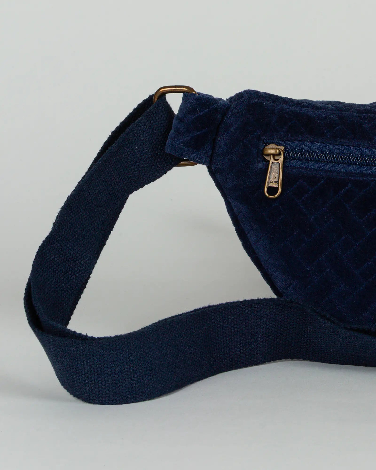 Sac banane velours côtelé Bokabas, bleu marine, zoom sur la matière