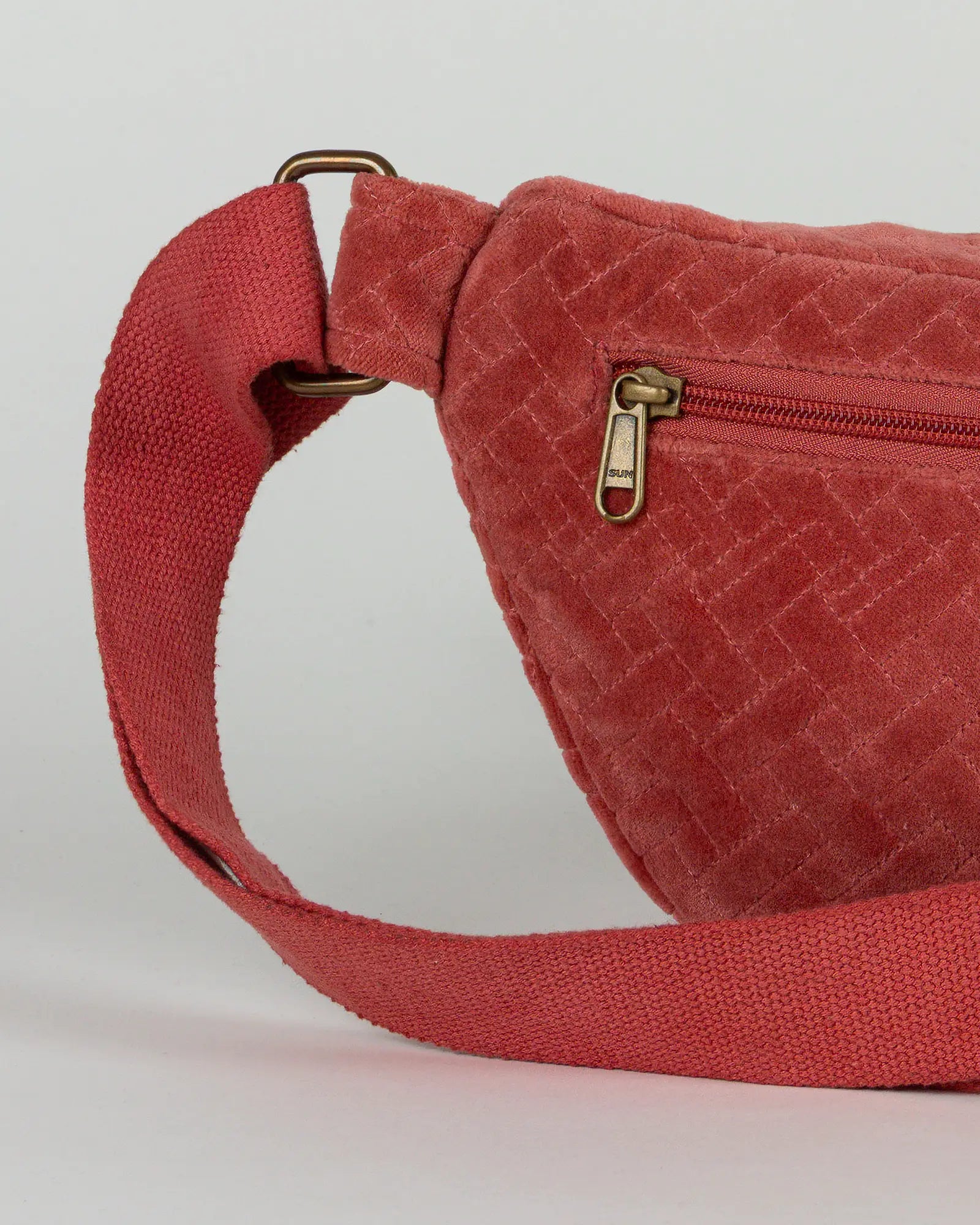 Sac banane velours côtelé Bokabas, rose framboise, zoom sur la matière