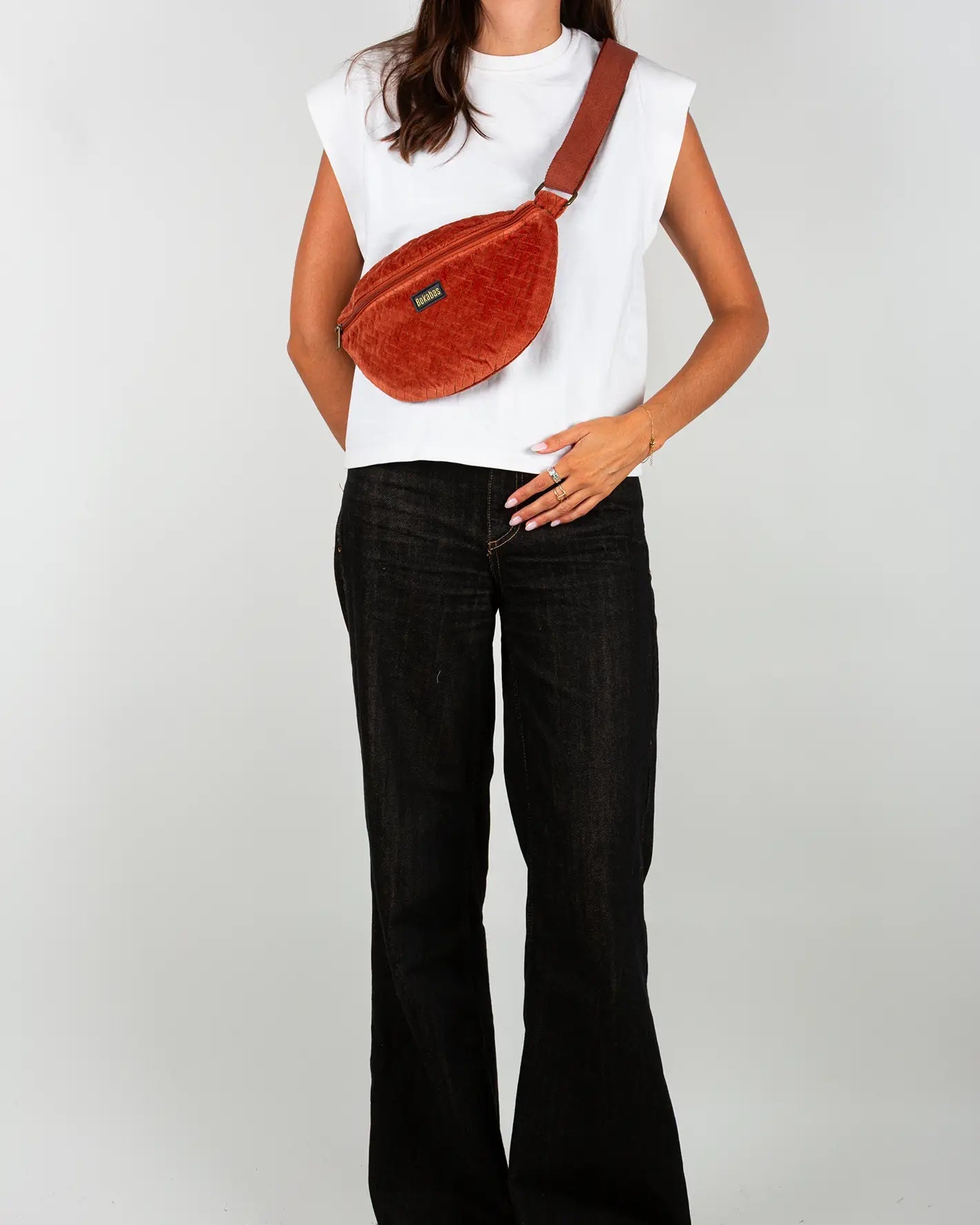 Sac banane velours côtelé Bokabas, terracotta, porté