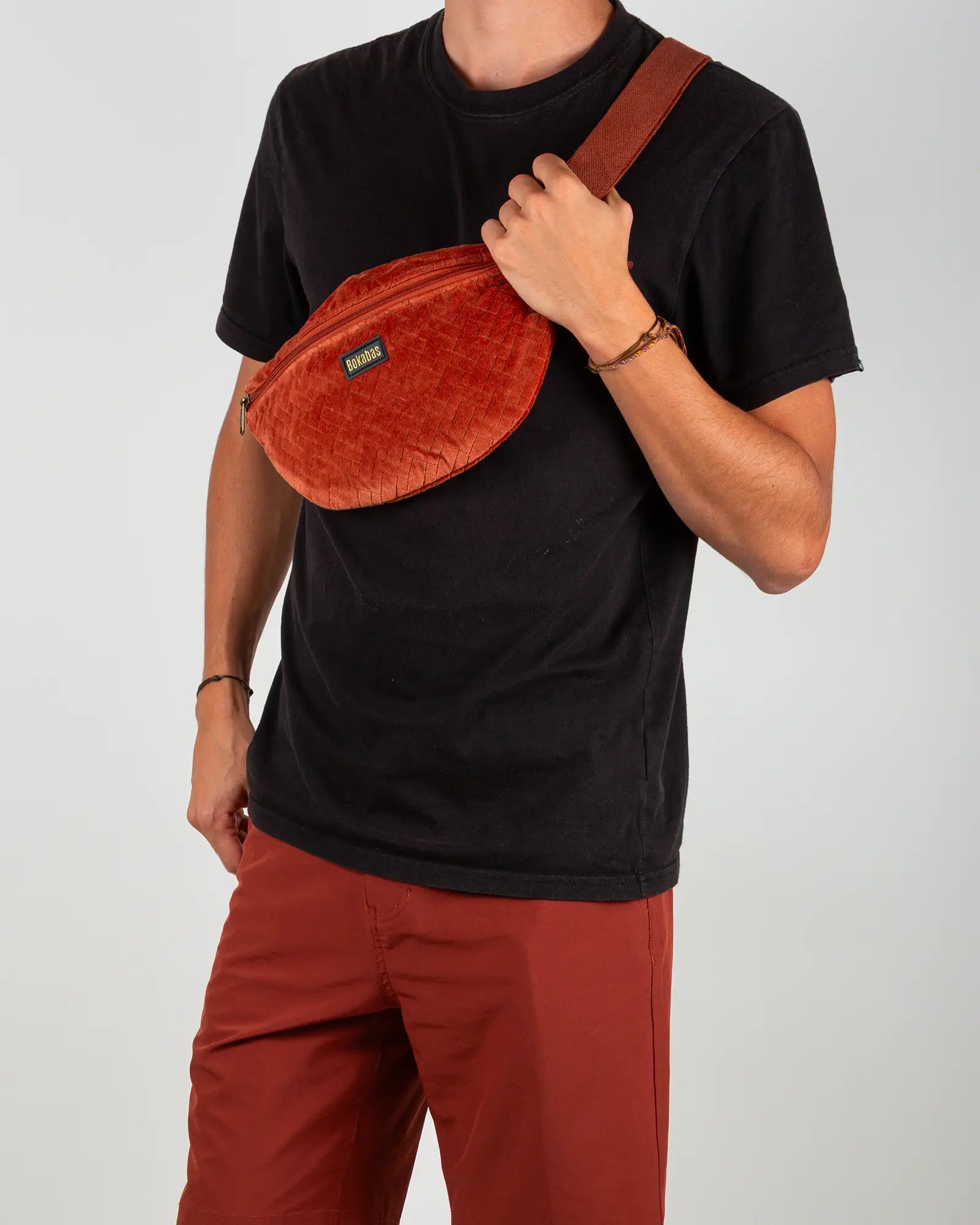 Sac banane velours côtelé Bokabas, terracotta, porté