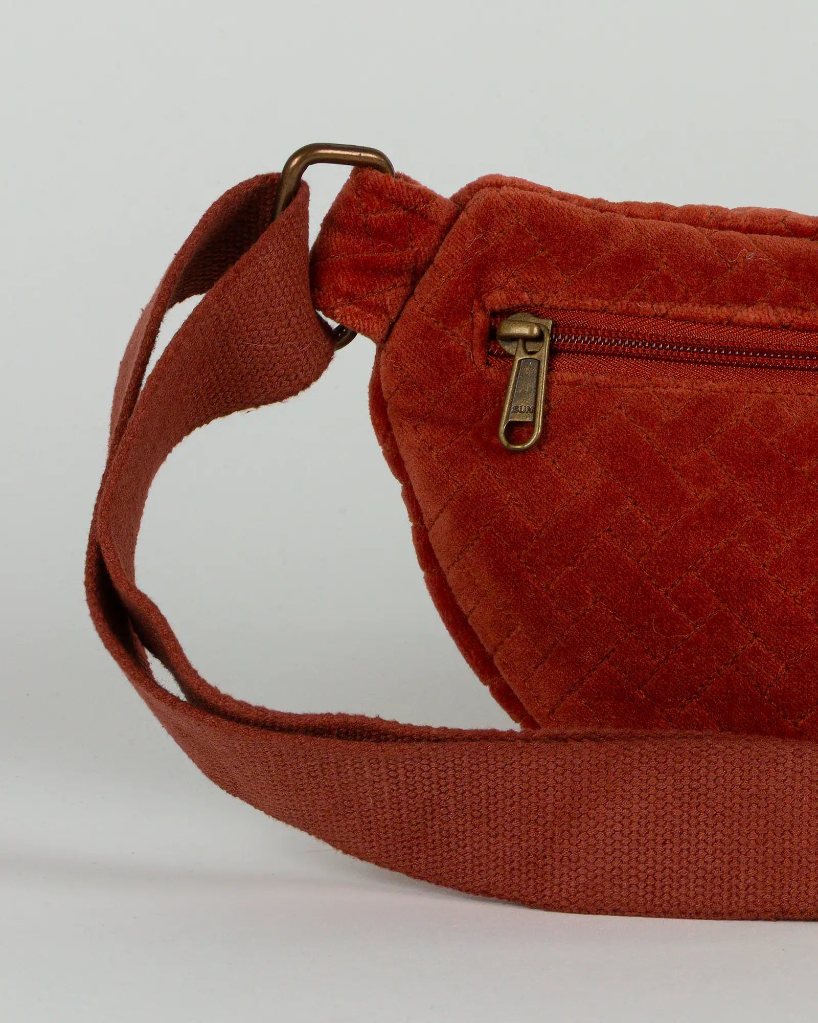 Sac banane velours côtelé Bokabas, terracotta, zoom sur la matière