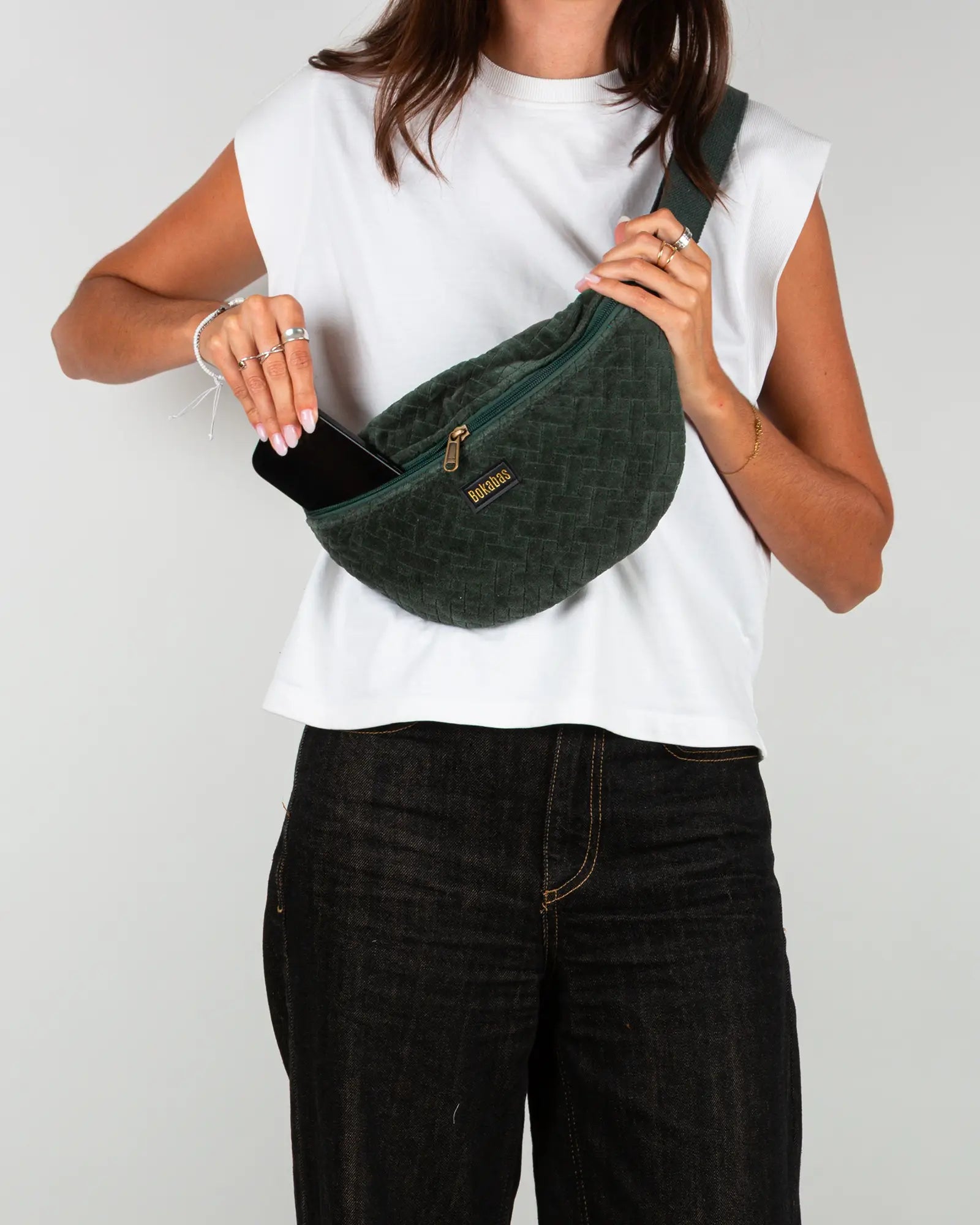 Sac banane velours côtelé Bokabas, vert kaki, porté