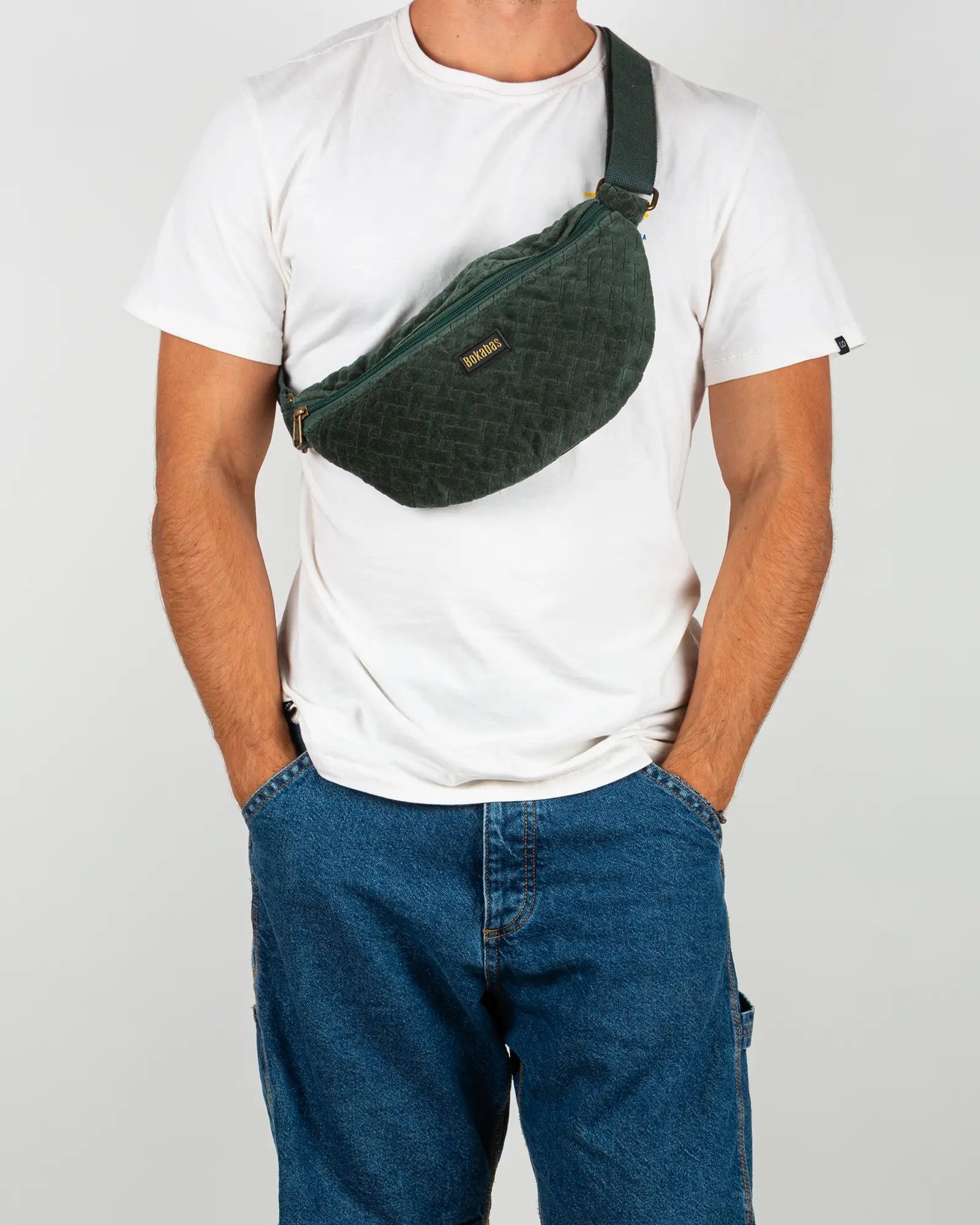 Sac banane velours côtelé Bokabas, vert kaki, porté
