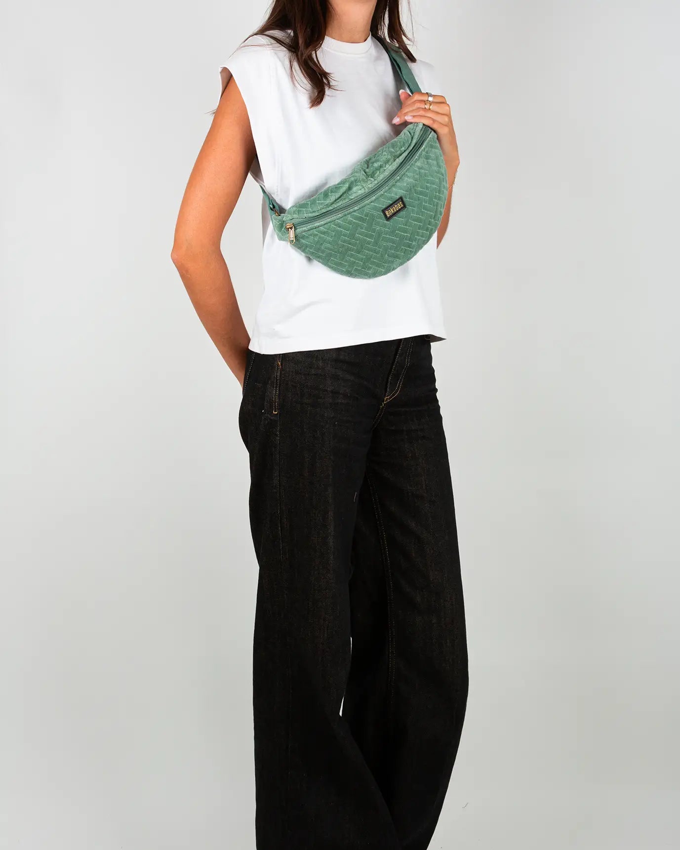 Sac banane velours côtelé Bokabas, vert sauge, porté