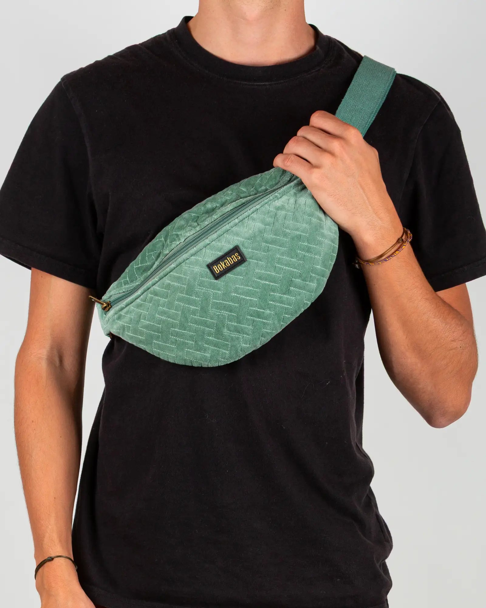 Sac banane velours côtelé Bokabas, vert sauge, porté