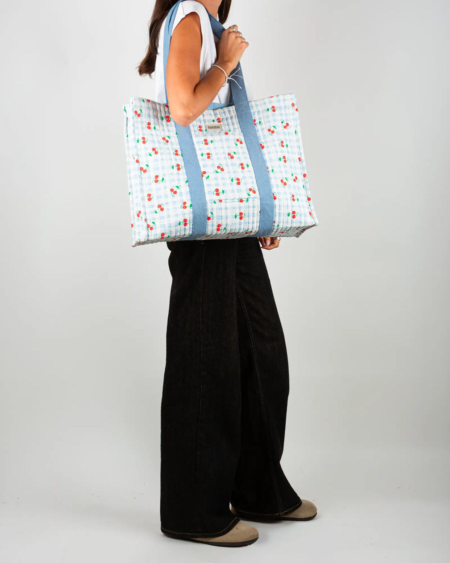 Sac cabas en tissu matelassé Bokabas, imprimé Cerise vichy bleu, porté