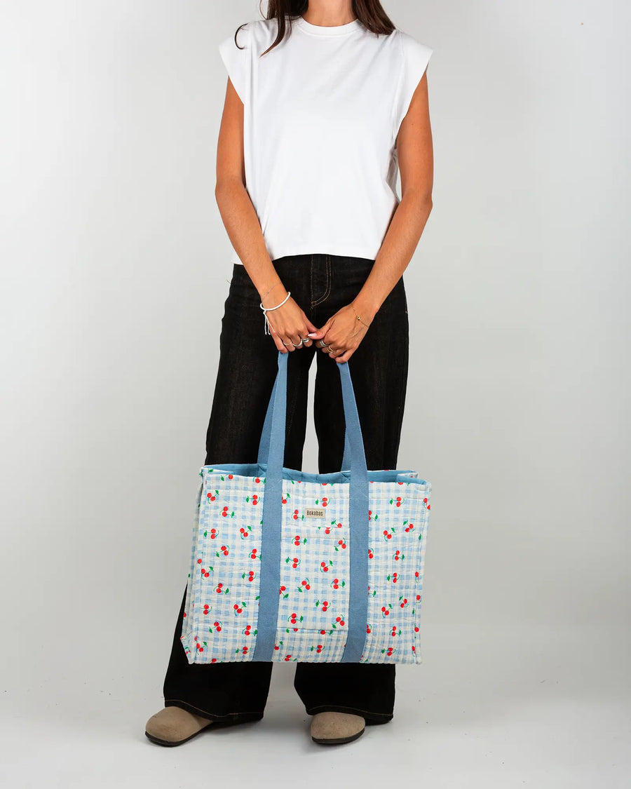 Sac cabas en tissu matelassé Bokabas, imprimé Cerise vichy bleu, porté