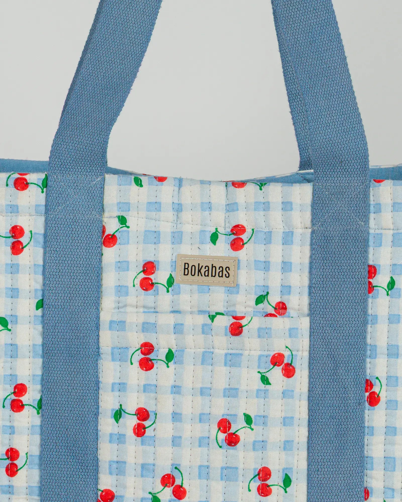 Sac cabas en tissu matelassé Bokabas, imprimé Cerise vichy bleu, zoom sur la matière