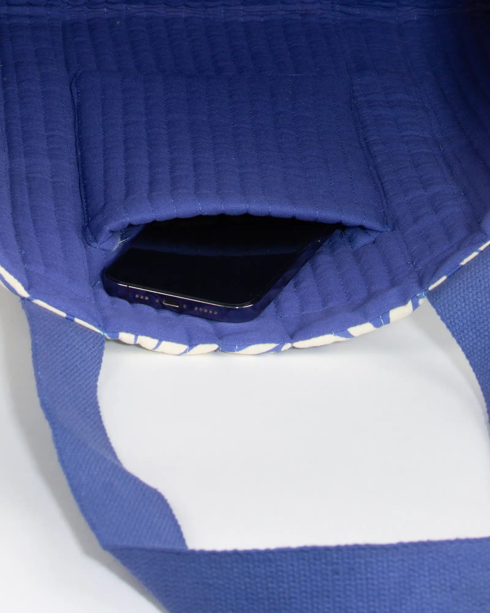 Sac cabas réversible en tissu matelassé Bokabas, imprimé Daisy fleuri bleu et beige, vue de l'intérieur