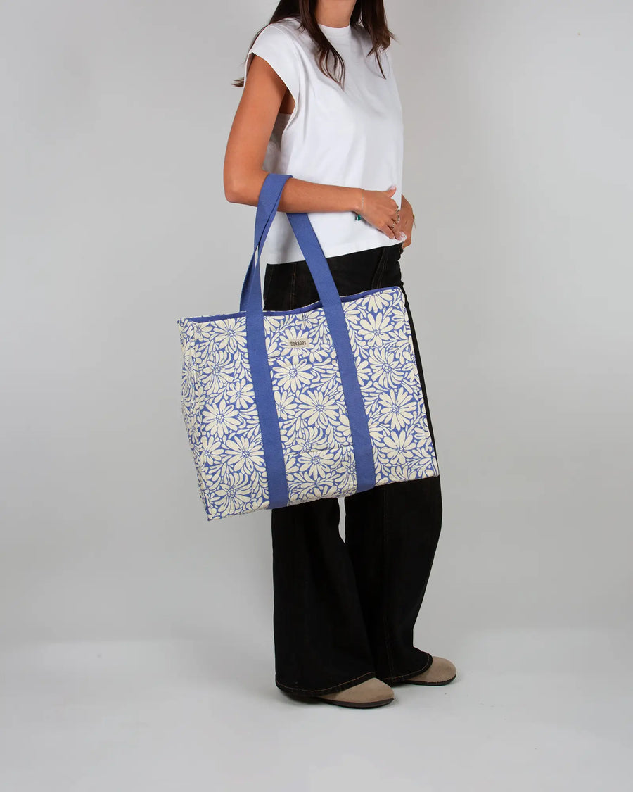 Sac cabas en tissu matelassé Bokabas, imprimé Daisy fleuri bleu et beige, porté