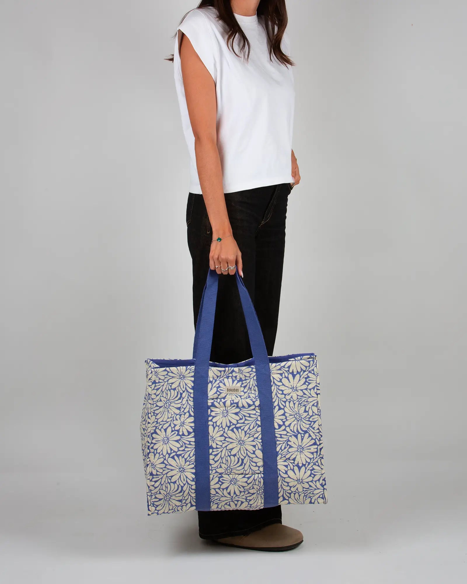 Sac cabas en tissu matelassé Bokabas, imprimé Daisy fleuri bleu et beige, porté