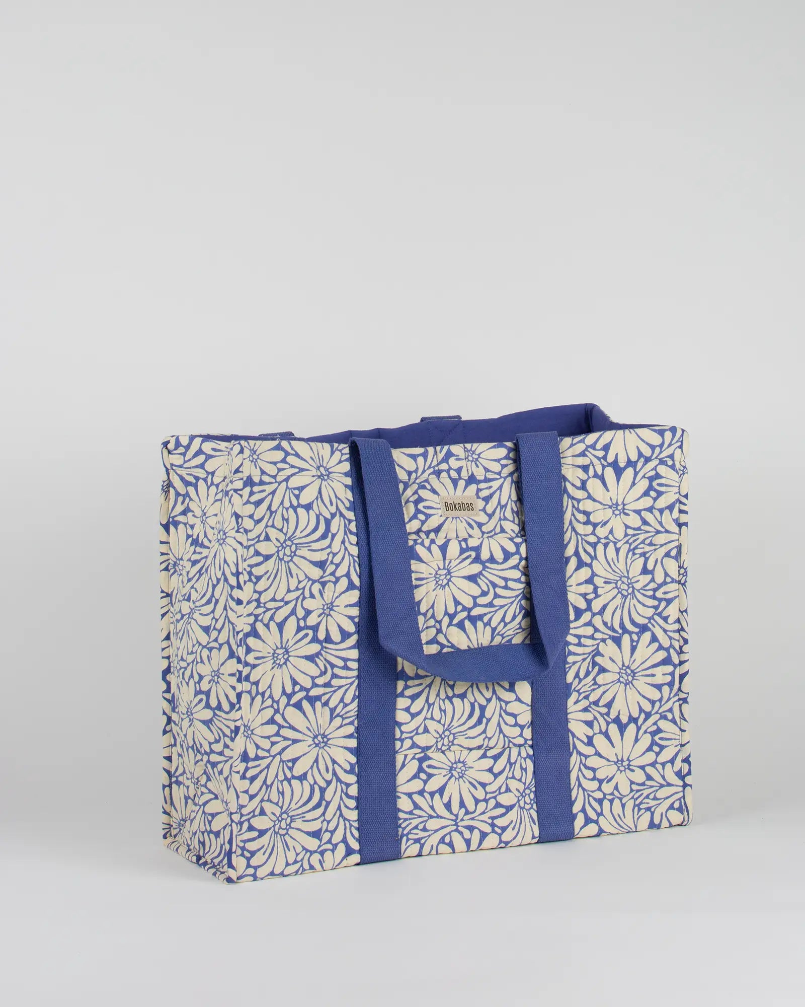 Sac cabas en tissu matelassé Bokabas, imprimé Daisy fleuri bleu et beige, vue de trois-quarts