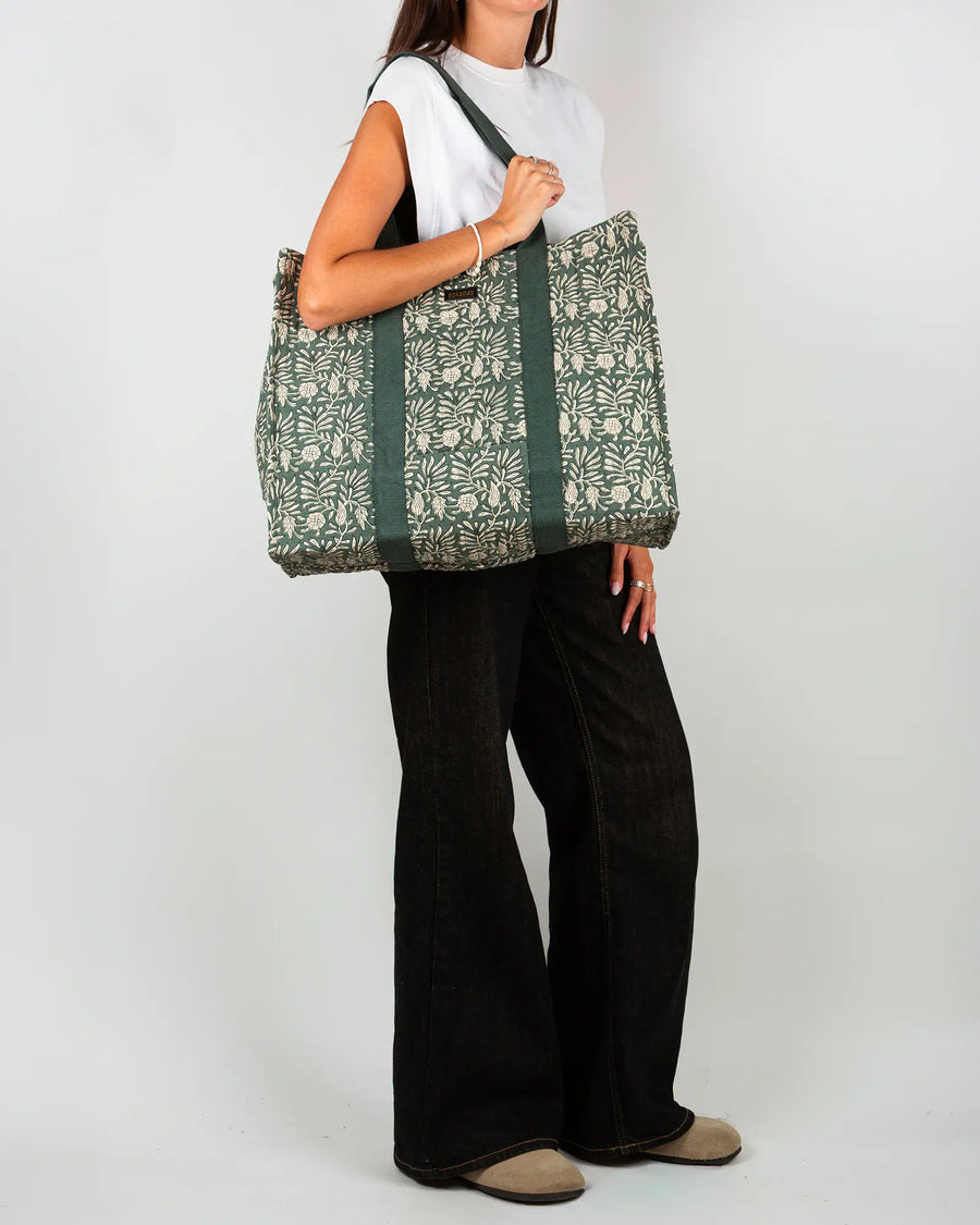 Sac cabas en tissu matelassé Bokabas, imprimé Dema vert kaki, porté