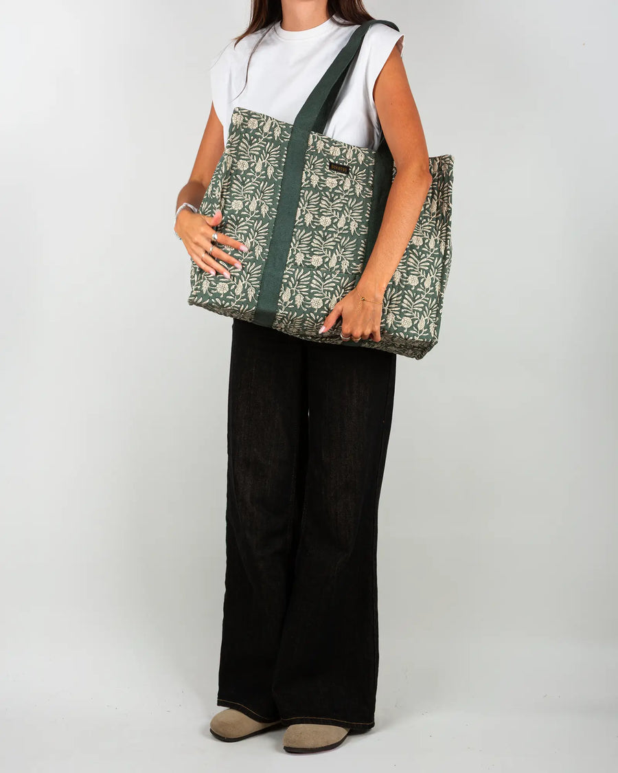 Sac cabas en tissu matelassé Bokabas, imprimé Dema vert kaki, porté