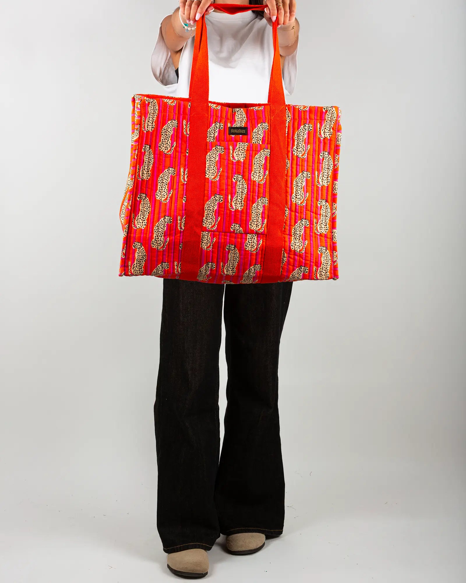 Sac cabas en tissu matelassé Bokabas, imprimé Guépard rayé orange et rose, porté