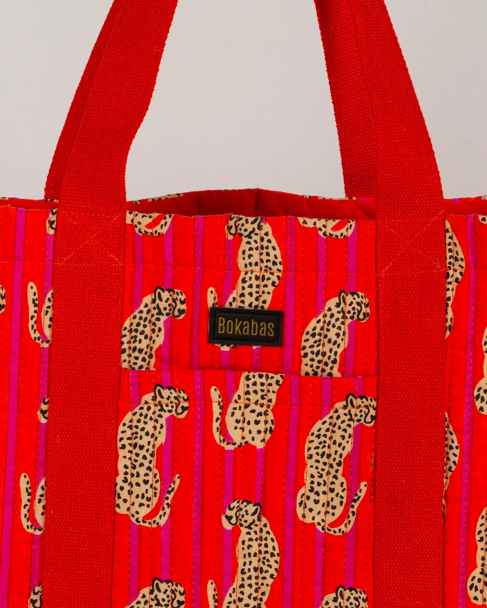 Sac cabas en tissu matelassé Bokabas, imprimé Guépard rayé orange et rose, zoom sur la matière