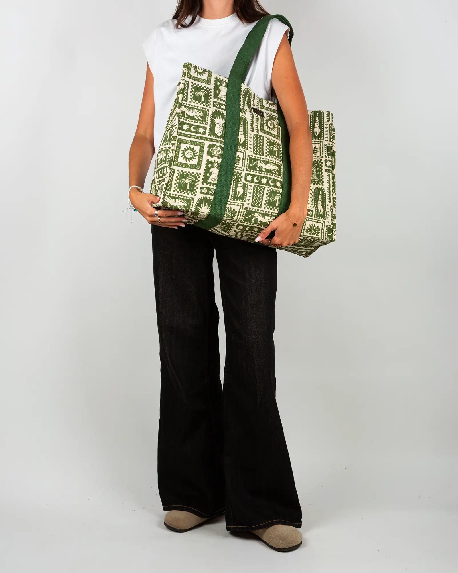 Sac cabas en tissu matelassé Bokabas, imprimé Art vert kaki et beige, porté