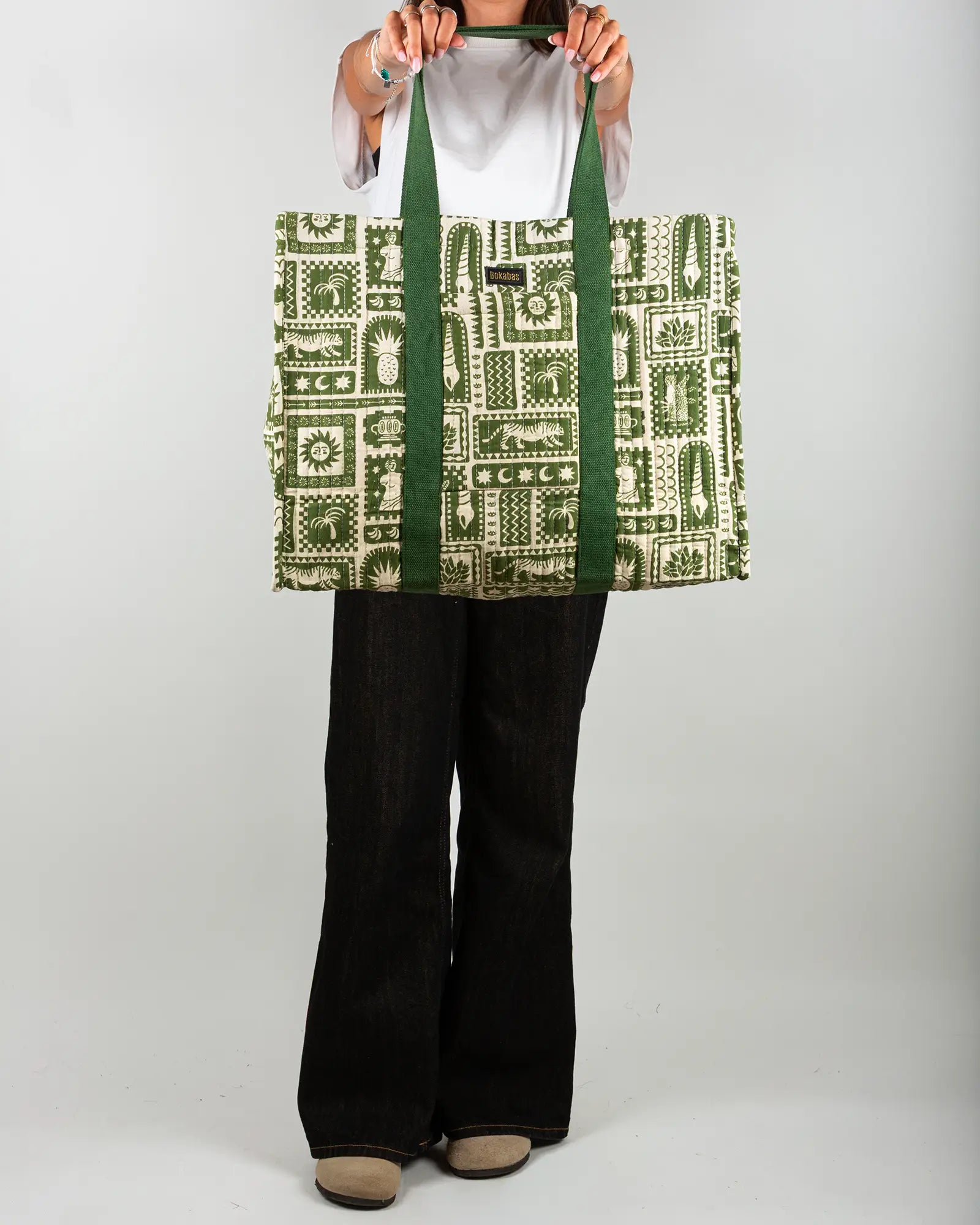 Sac cabas en tissu matelassé Bokabas, imprimé Art vert kaki et beige, porté