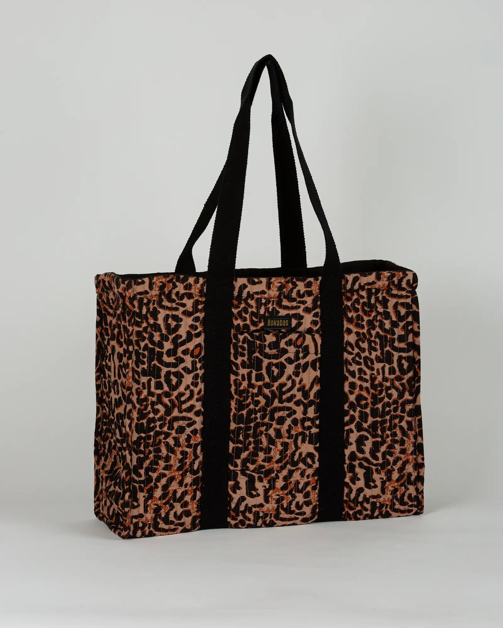 Sac cabas en tissu matelassé Bokabas, imprimé léopard noir et marron, vue de trois-quarts