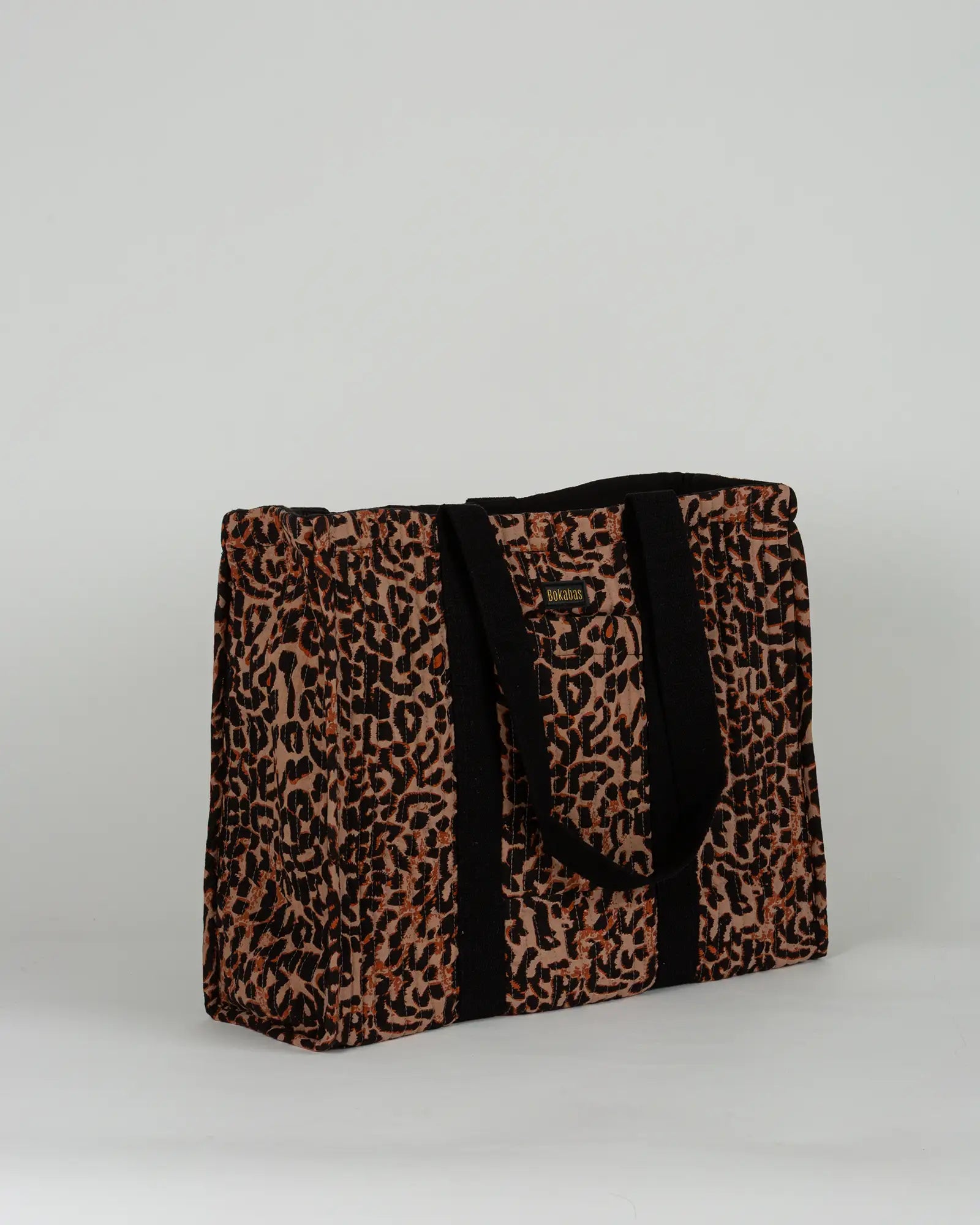 Sac cabas en tissu matelassé Bokabas, imprimé léopard noir et marron, vue de trois-quarts