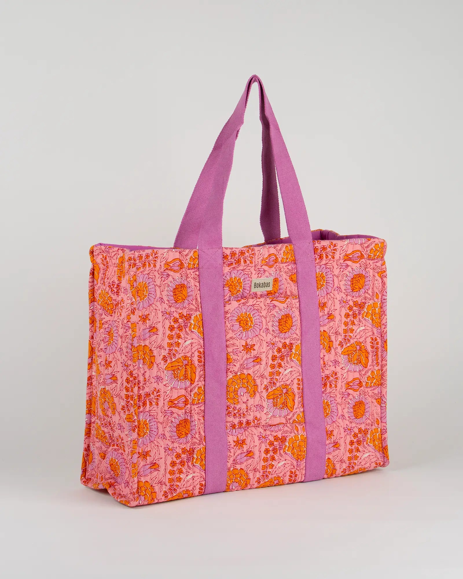 Sac cabas en tissu matelassé Bokabas, imprimé Marie rose fleuri, vue de trois-quarts